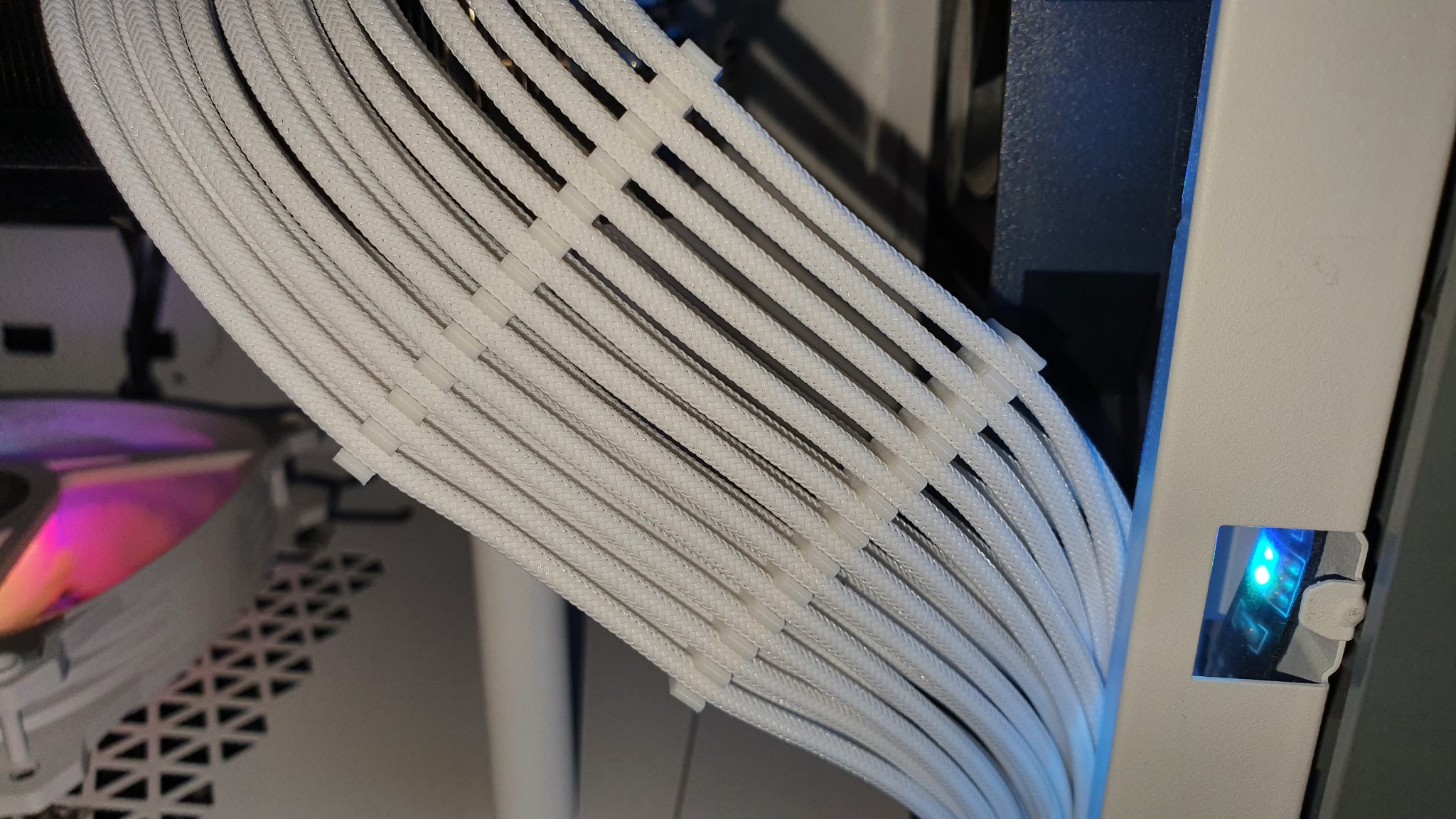 Tiêu đề Lược cáp GPU vô hình dành cho cáp nối dài bện 4X2 8X2