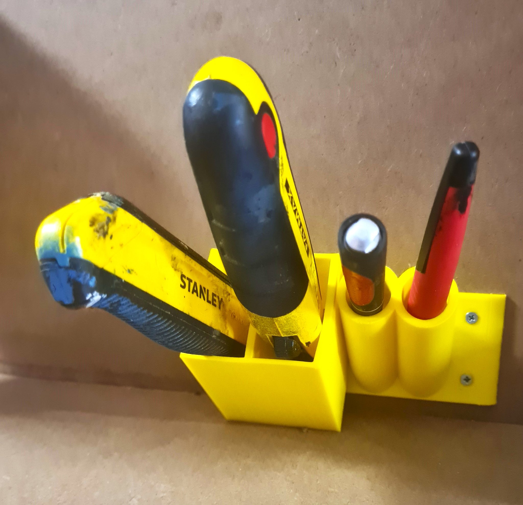 Wall mounted craft knife holder