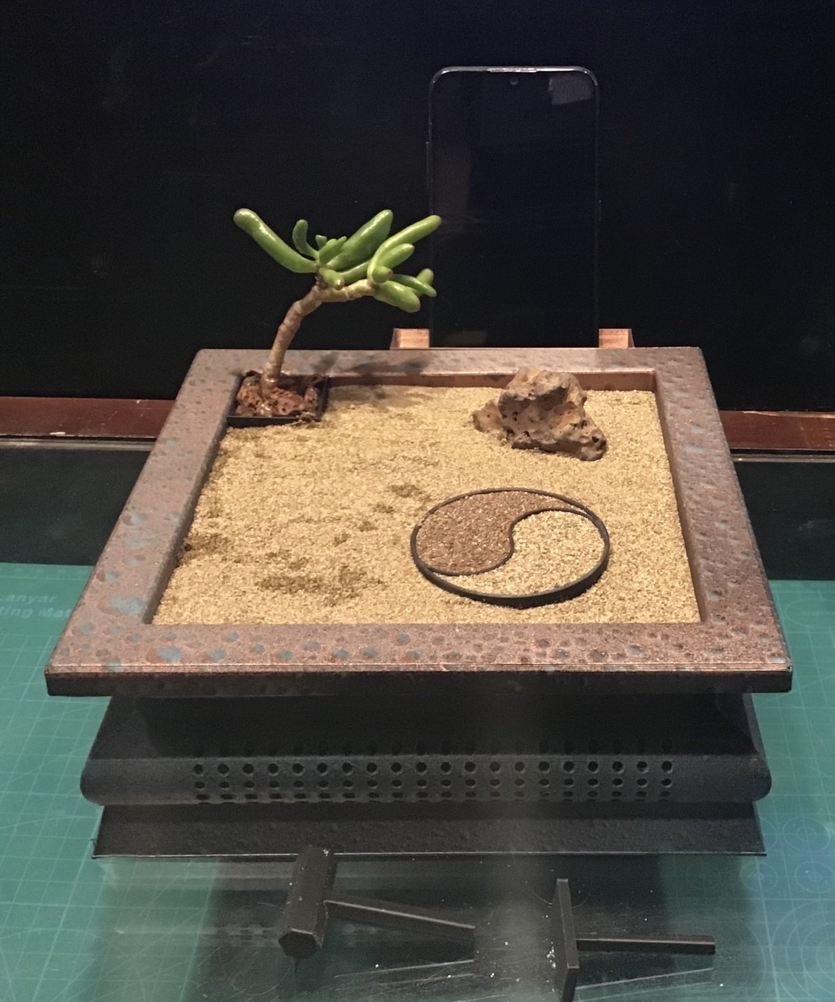 Tiêu đề Giá đỡ điện thoại Zen Garden cỡ lớn kèm chậu cây n