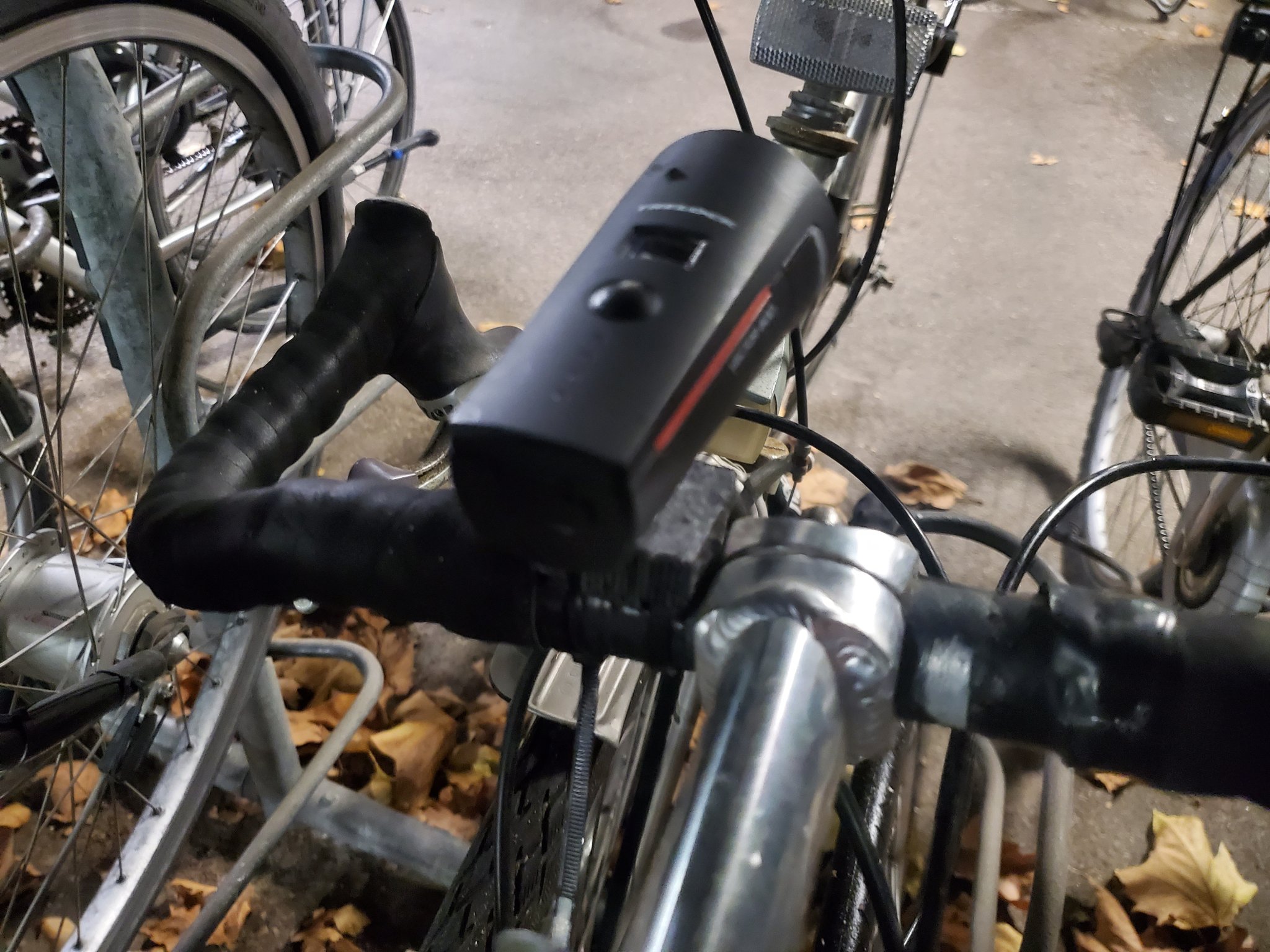 Tiêu đề Trelock Light Bike Mount Tóm tắt Giá đỡ xe đạp dựa tr