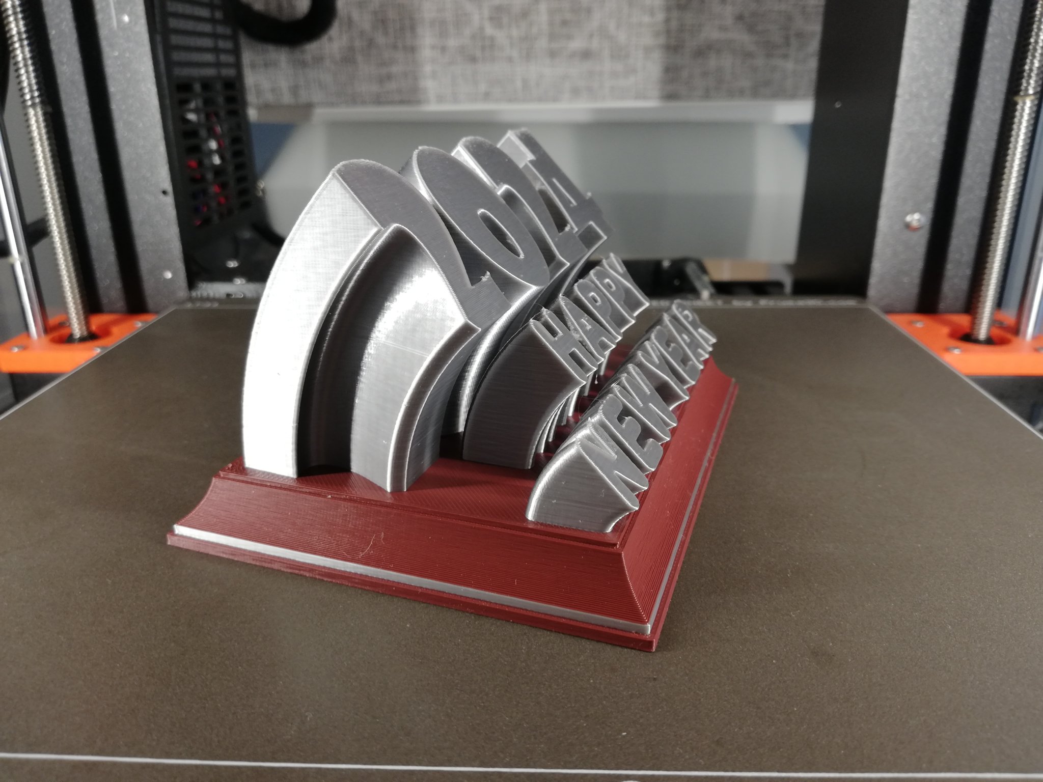 Tiêu đề Chúc mừng năm mới 2024 Prusa - 2 màu Tóm tắt Chúc mừ