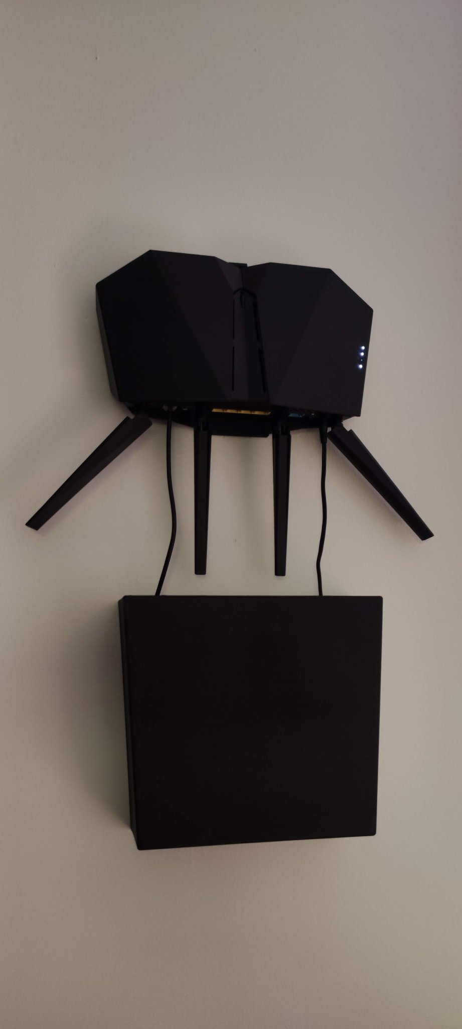 Tiêu đề Giá treo tường ASUS DSL-AX82U và vỏ cho ổ cắm điện b