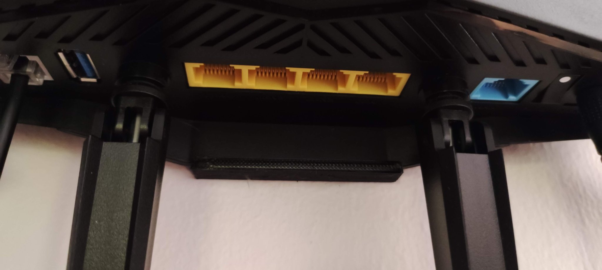 Tiêu đề Giá treo tường ASUS DSL-AX82U và vỏ cho ổ cắm điện b