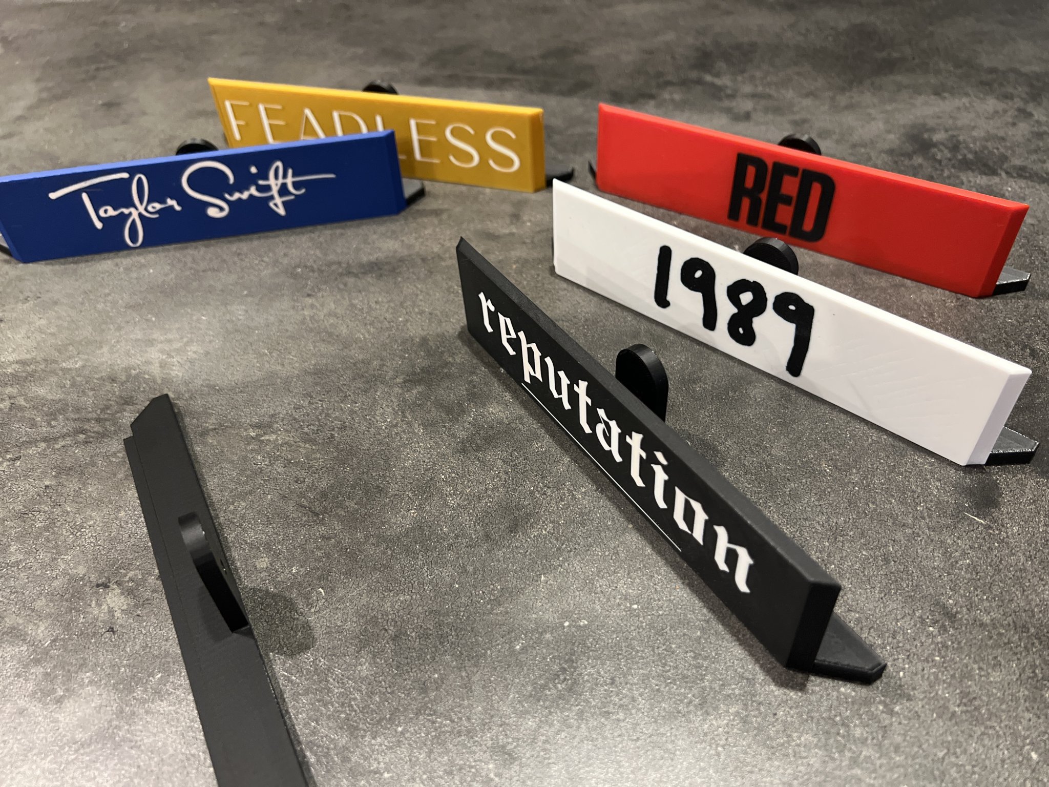 Tiêu đề Màn hình đĩa hát đa năng với tấm treo tường album Tay