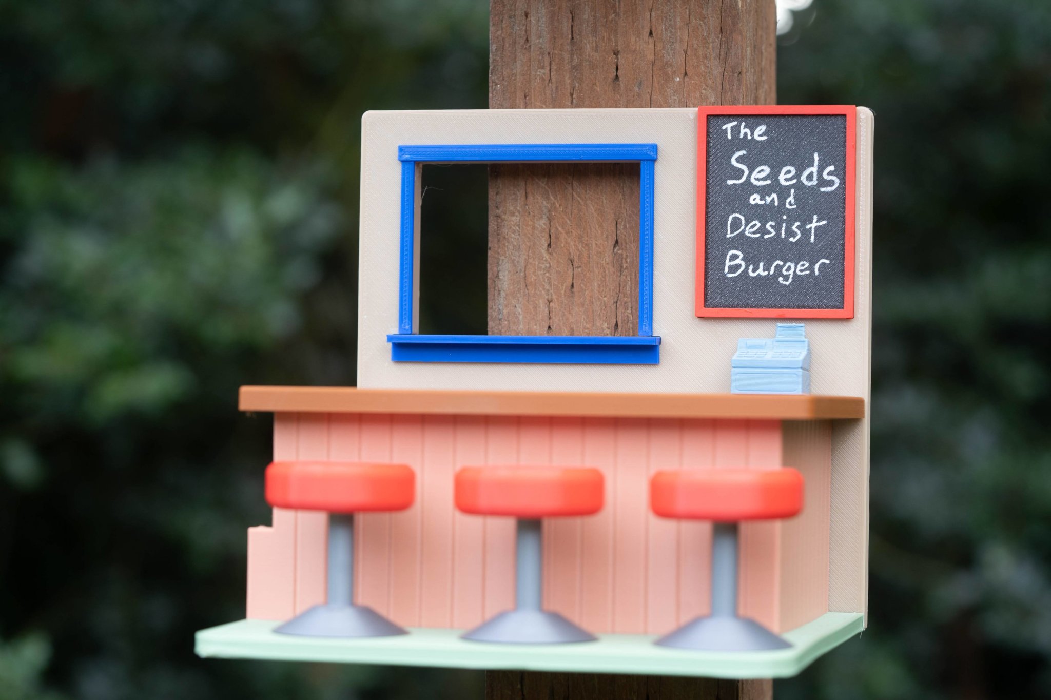 Tiêu đề Bobs Birders Máy cho chim và sóc ăn Tóm tắt Một nhà