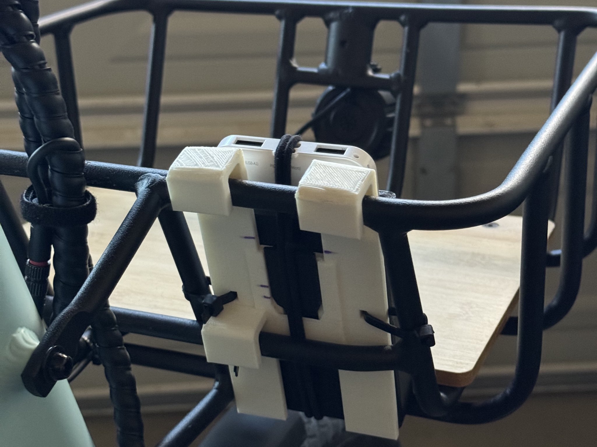 Giá đỡ rổ trước xe đạp điện Velotric