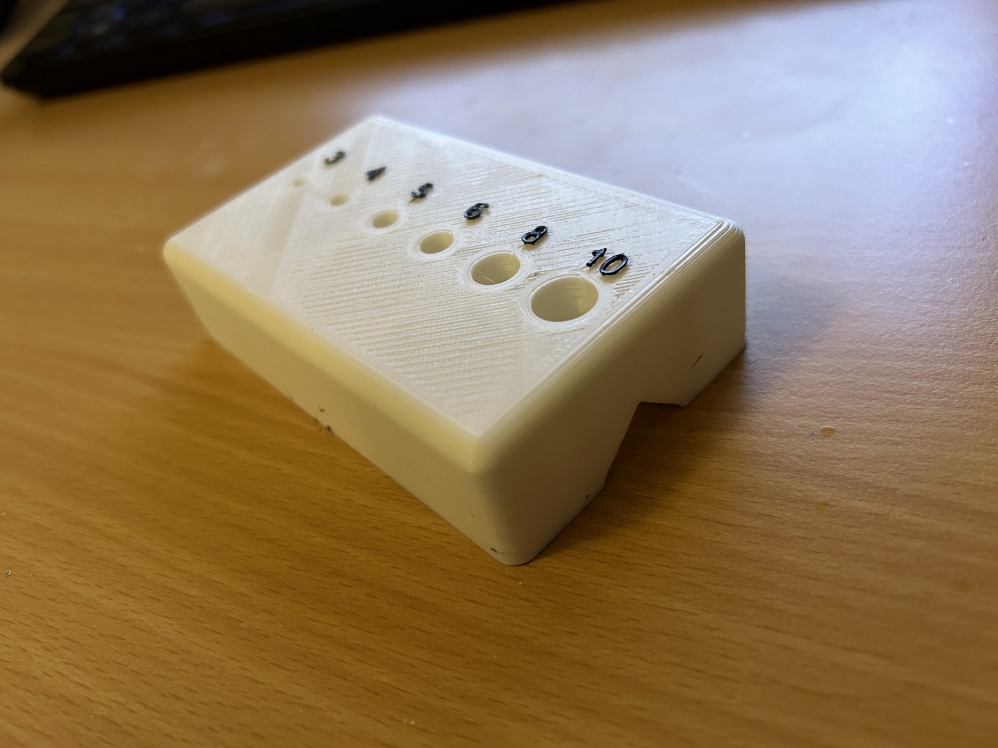 Tiêu đề Bohrhilfe mit V Nut für Rundmaterial Tóm tắt Bohrhilfe mit V