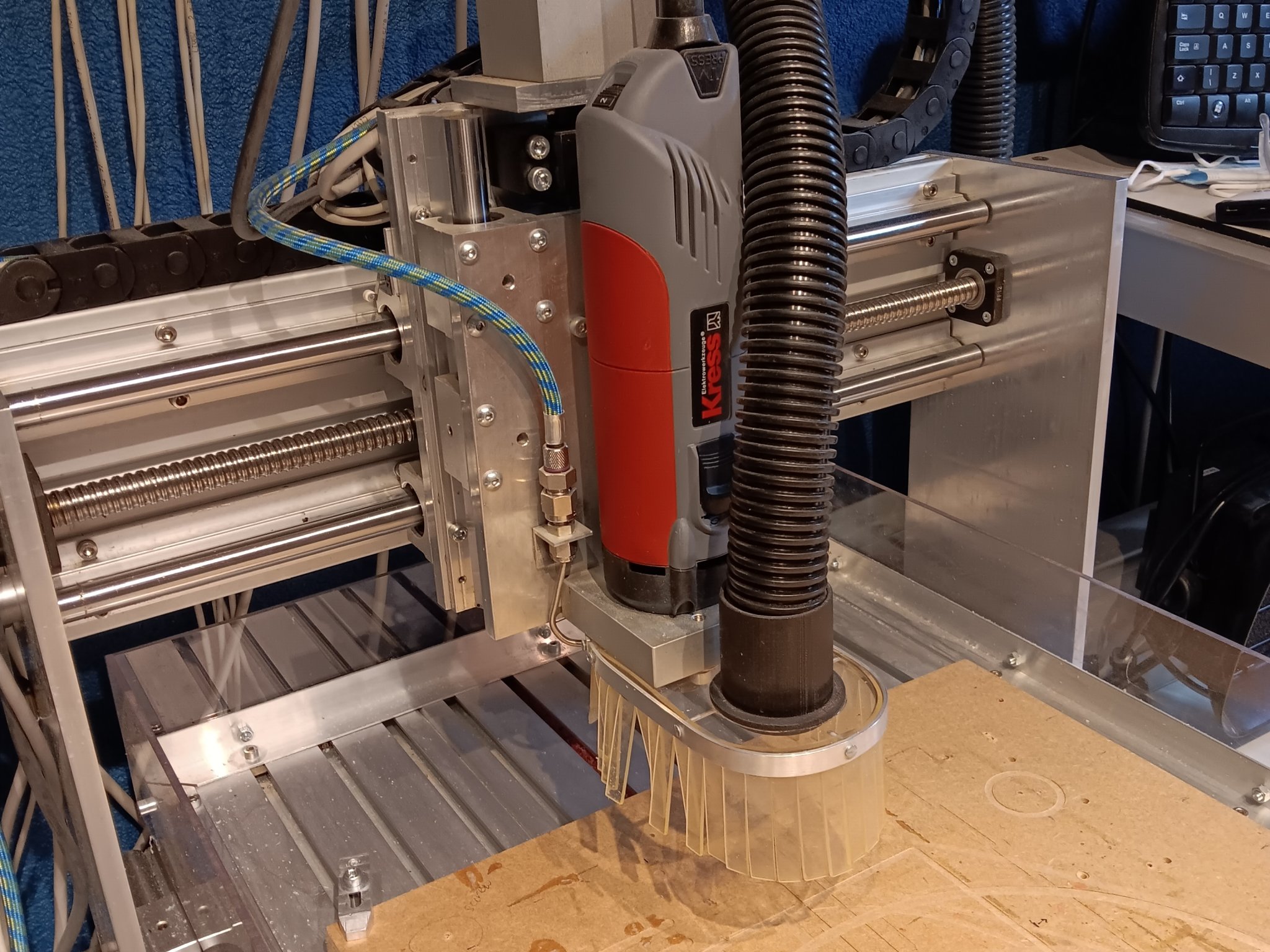 Dustshoe vacuum connector