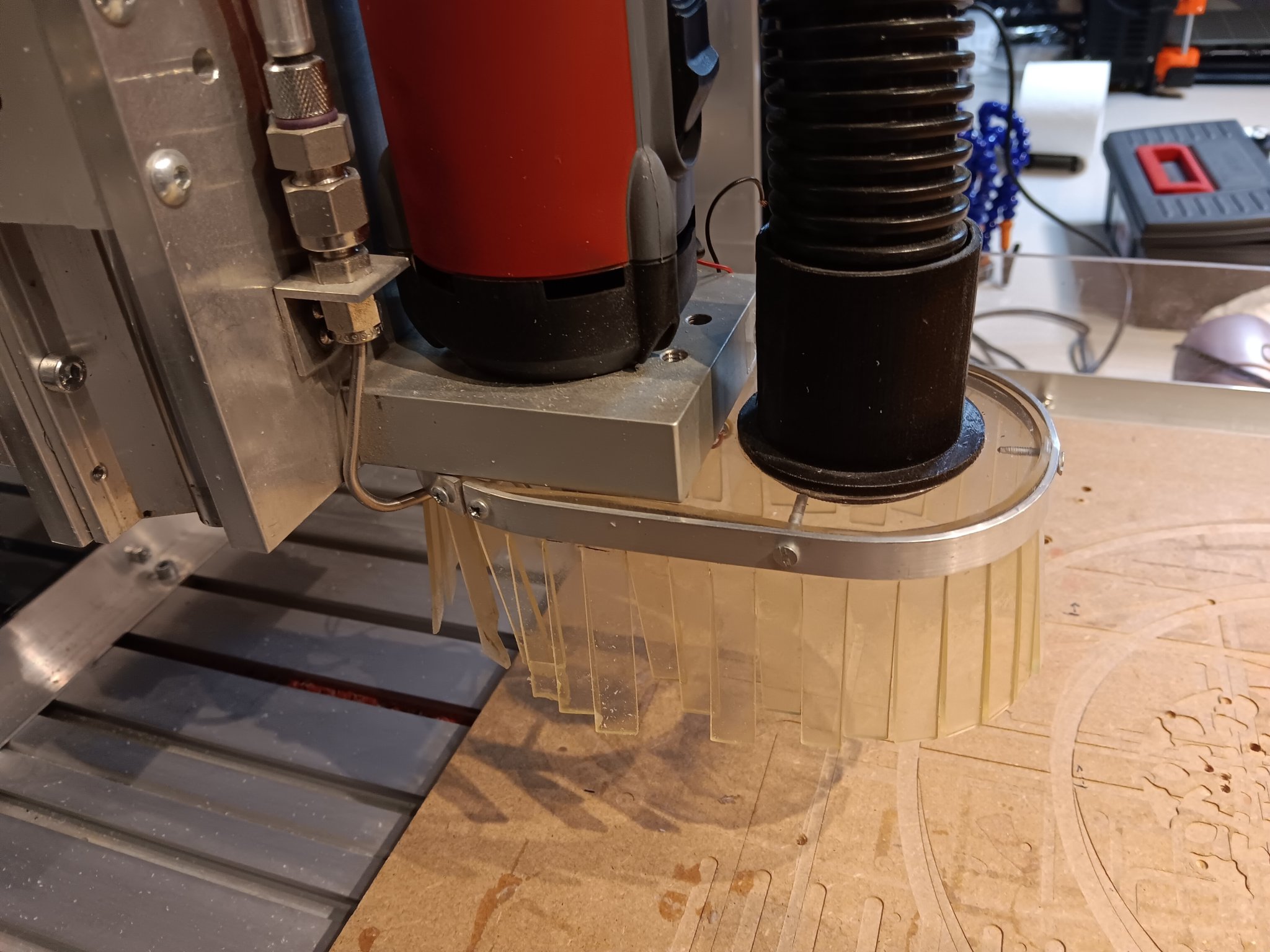 Dustshoe vacuum connector