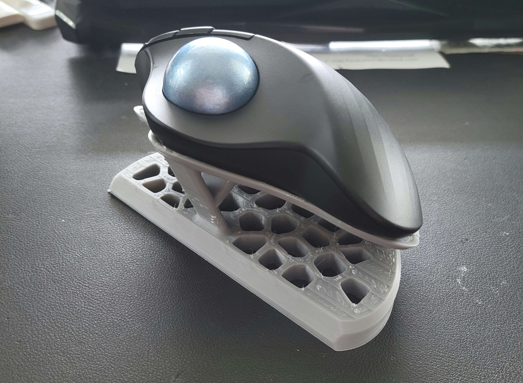 Tiêu đề Logitech Ergo M575 Stand 30 Tóm tắt Giá đỡ cho chuột bi