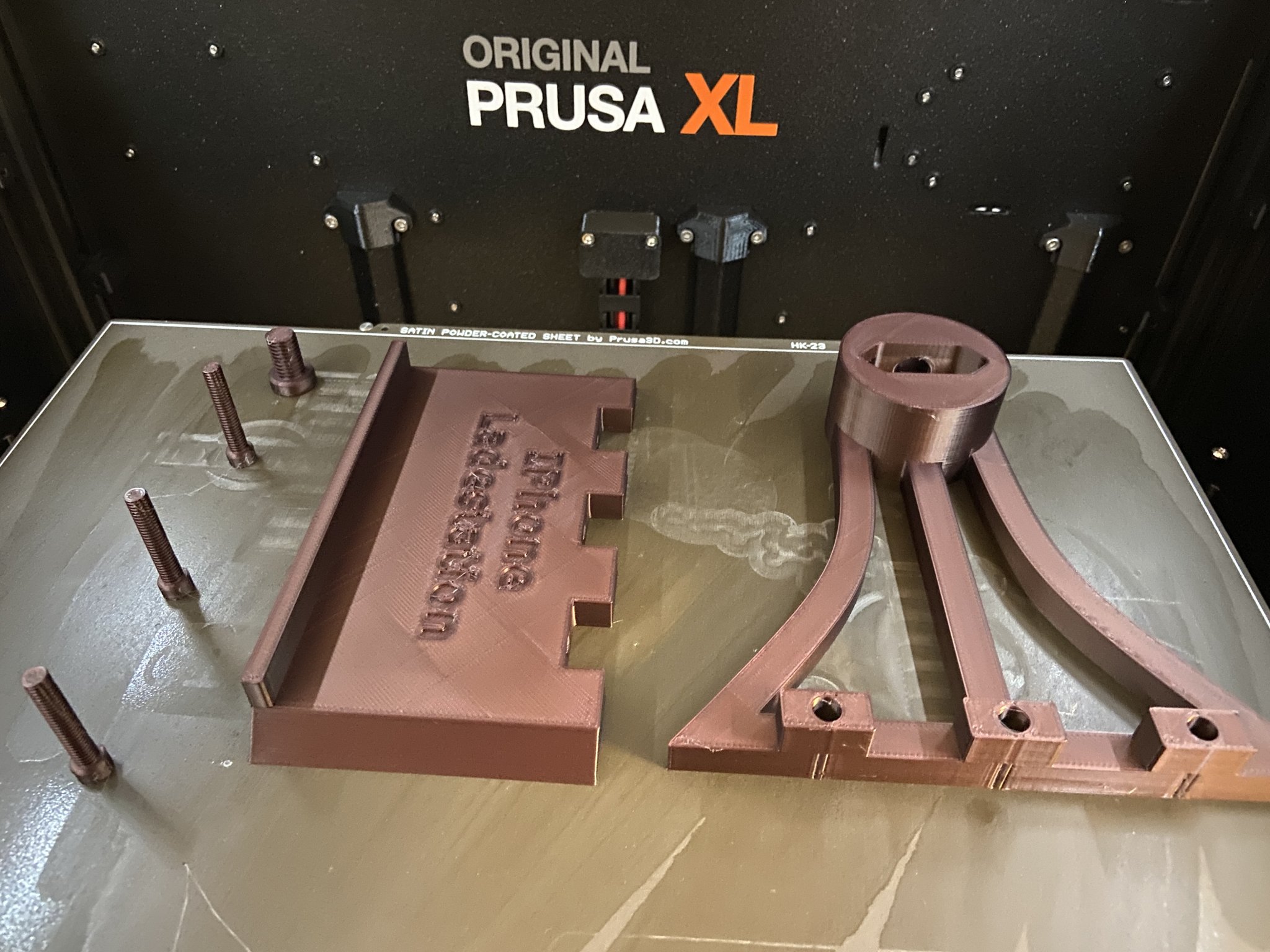 Tiêu đề Móc treo trạm sạc iPhone Tóm tắt Không cần thêm kệ