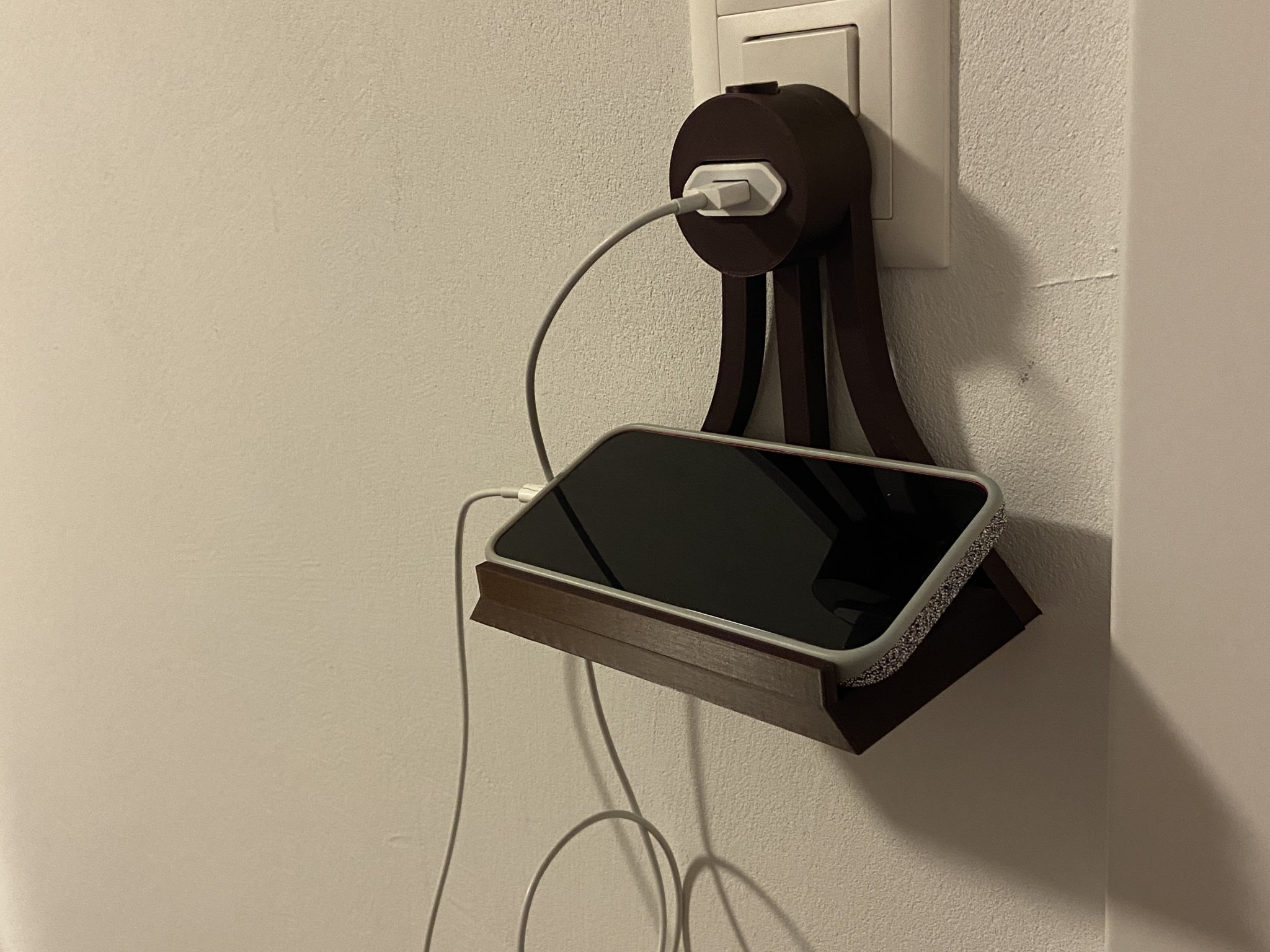 Tiêu đề Móc treo trạm sạc iPhone Tóm tắt Không cần thêm kệ