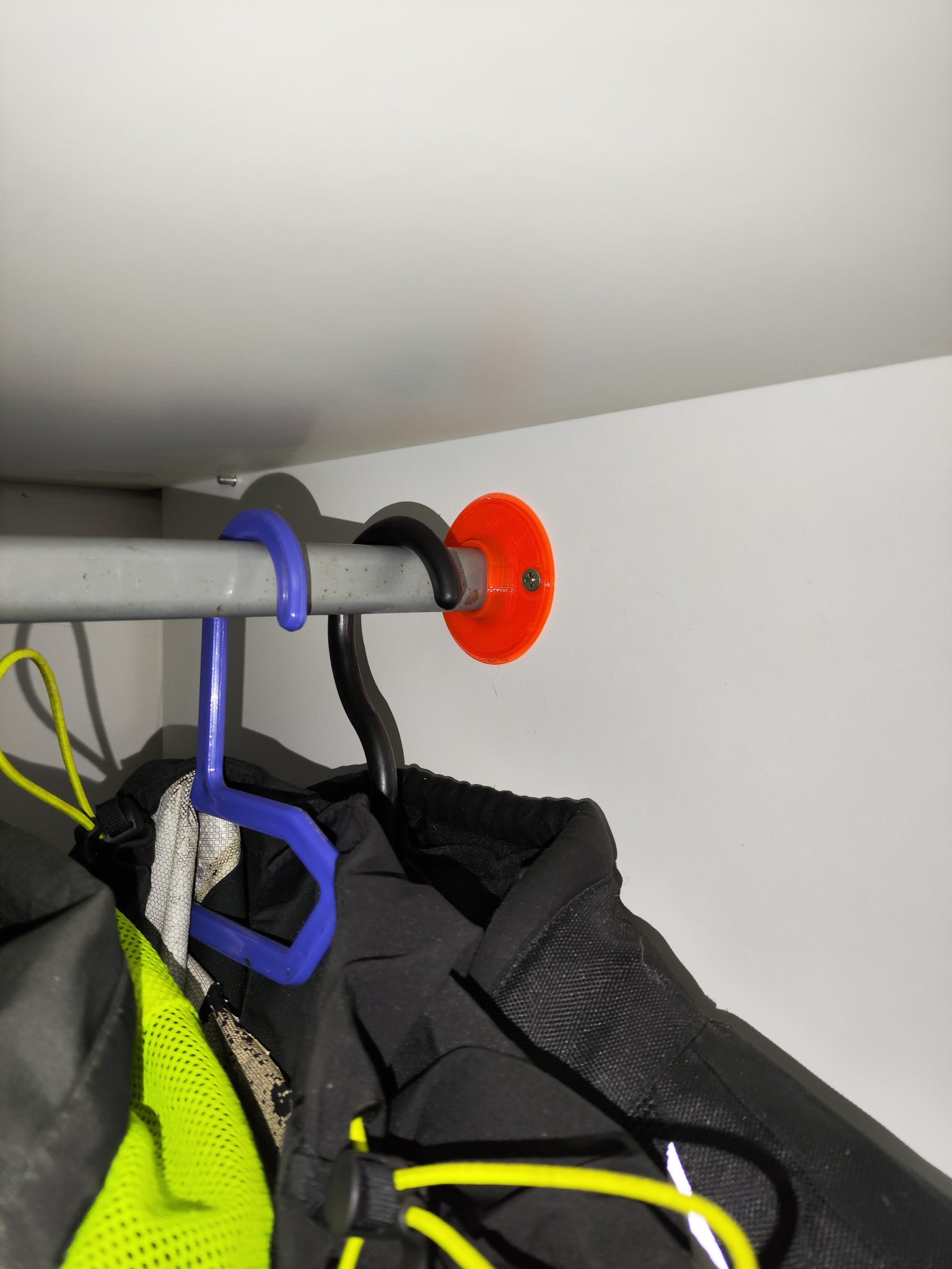 Giá đỡ thanh treo đồ tủ quần áo