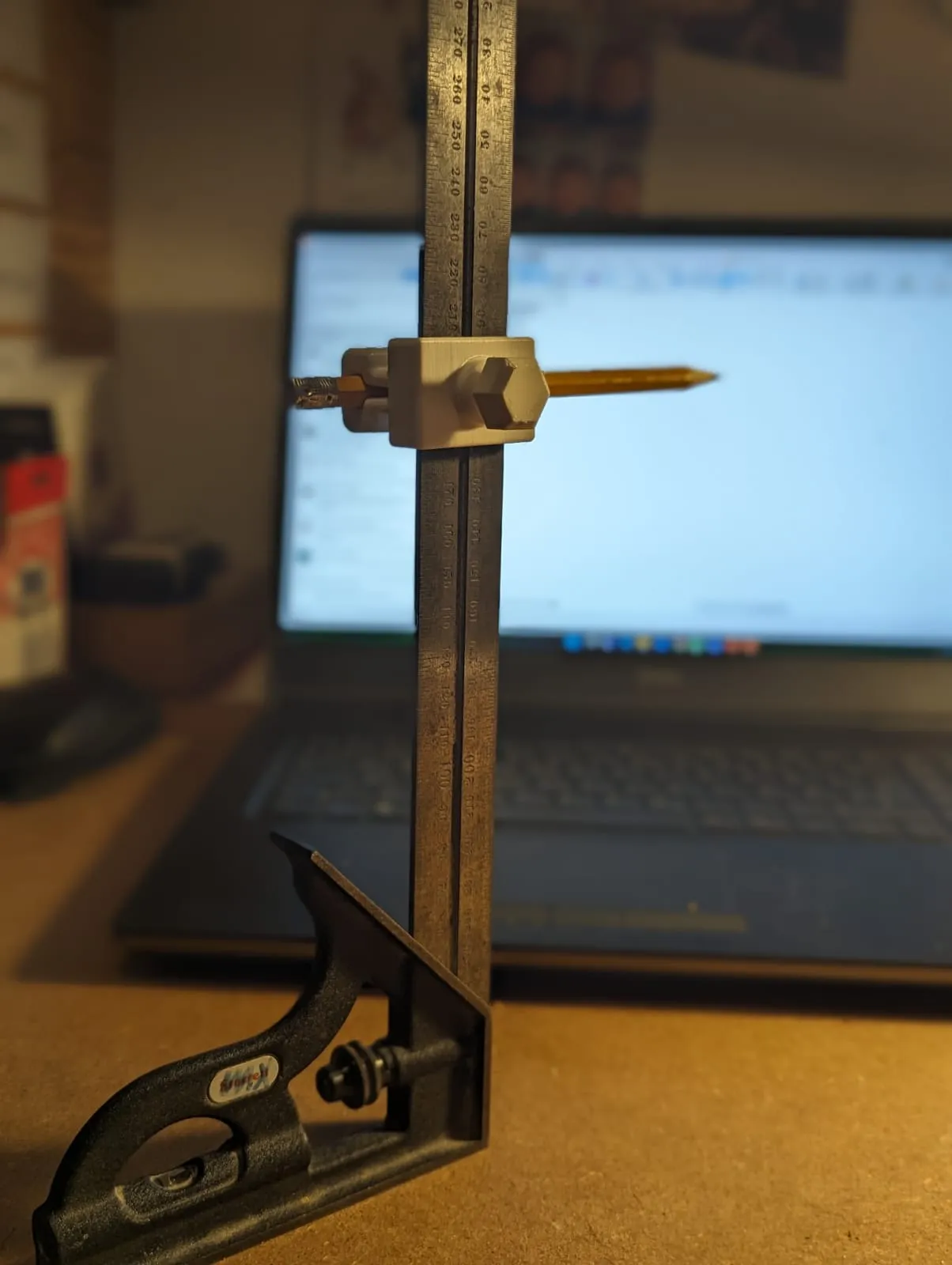 Tiêu đề Bút đánh dấu chiều cao cho bút chì Tóm tắt Bút đán