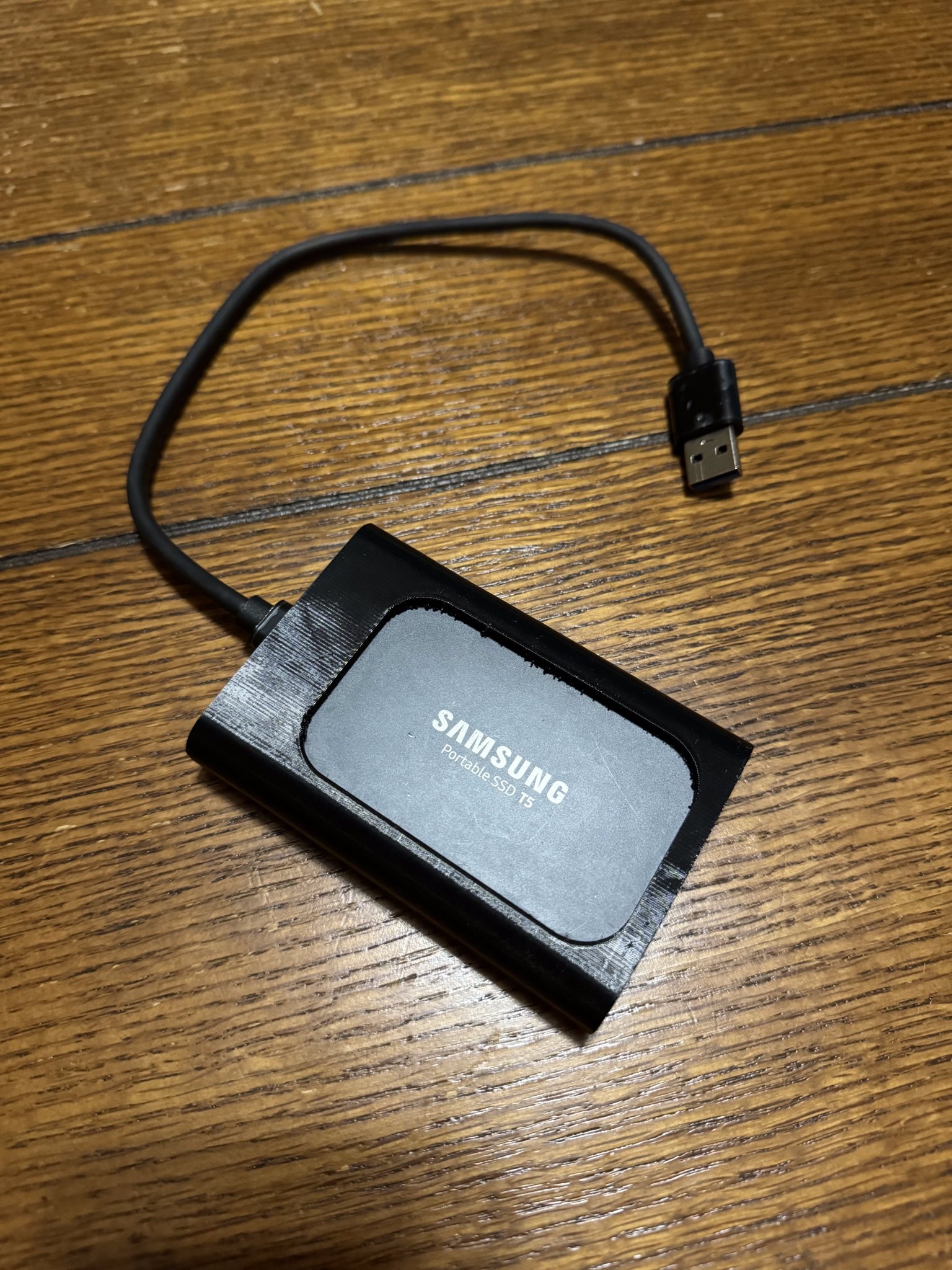 Tiêu đề Vỏ SSD Samsung T5 Tóm tắt Thiết kế vỏ TPU giúp bảo