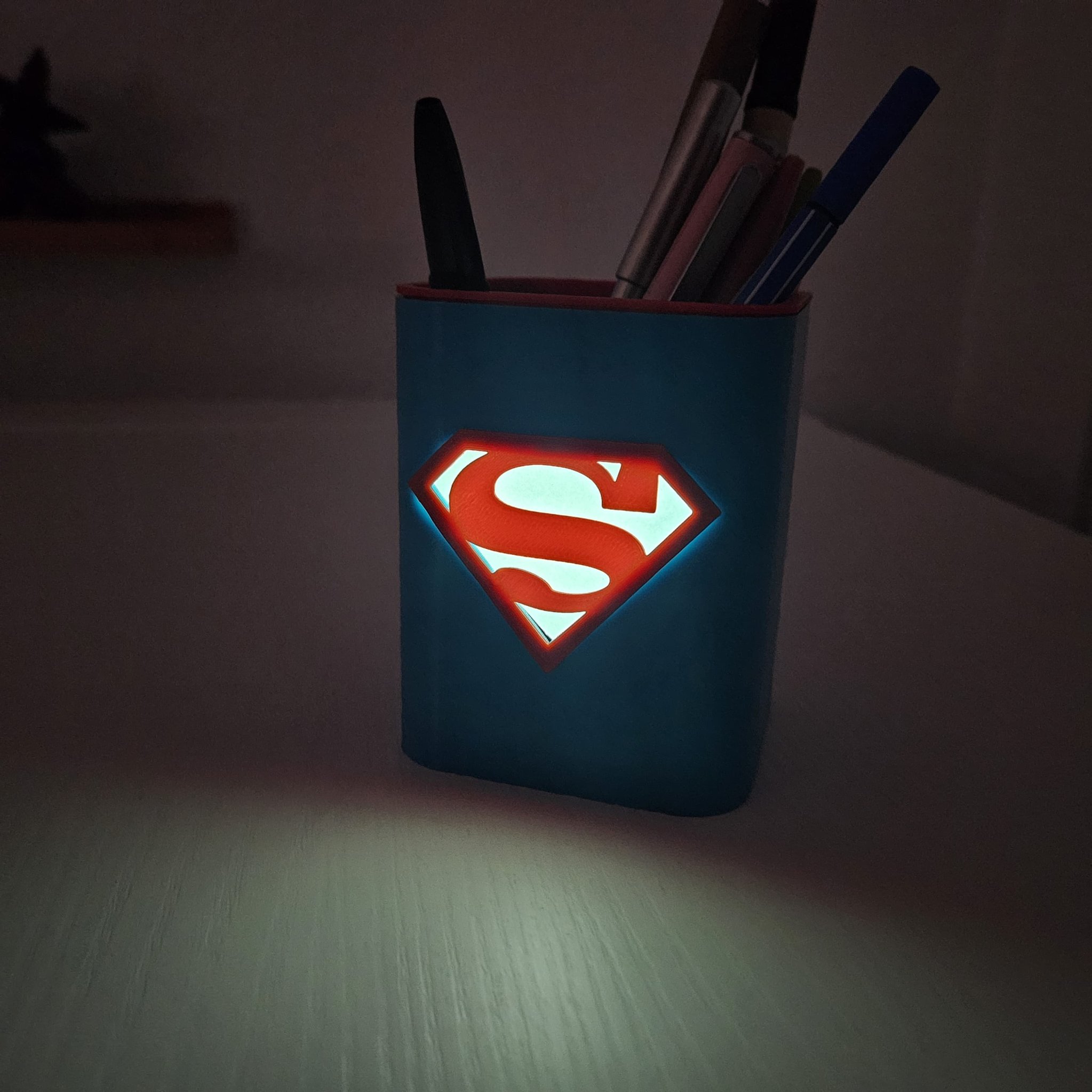 Tiêu đề Hộp đựng bút chì được chiếu sáng Lấy cảm hứng t