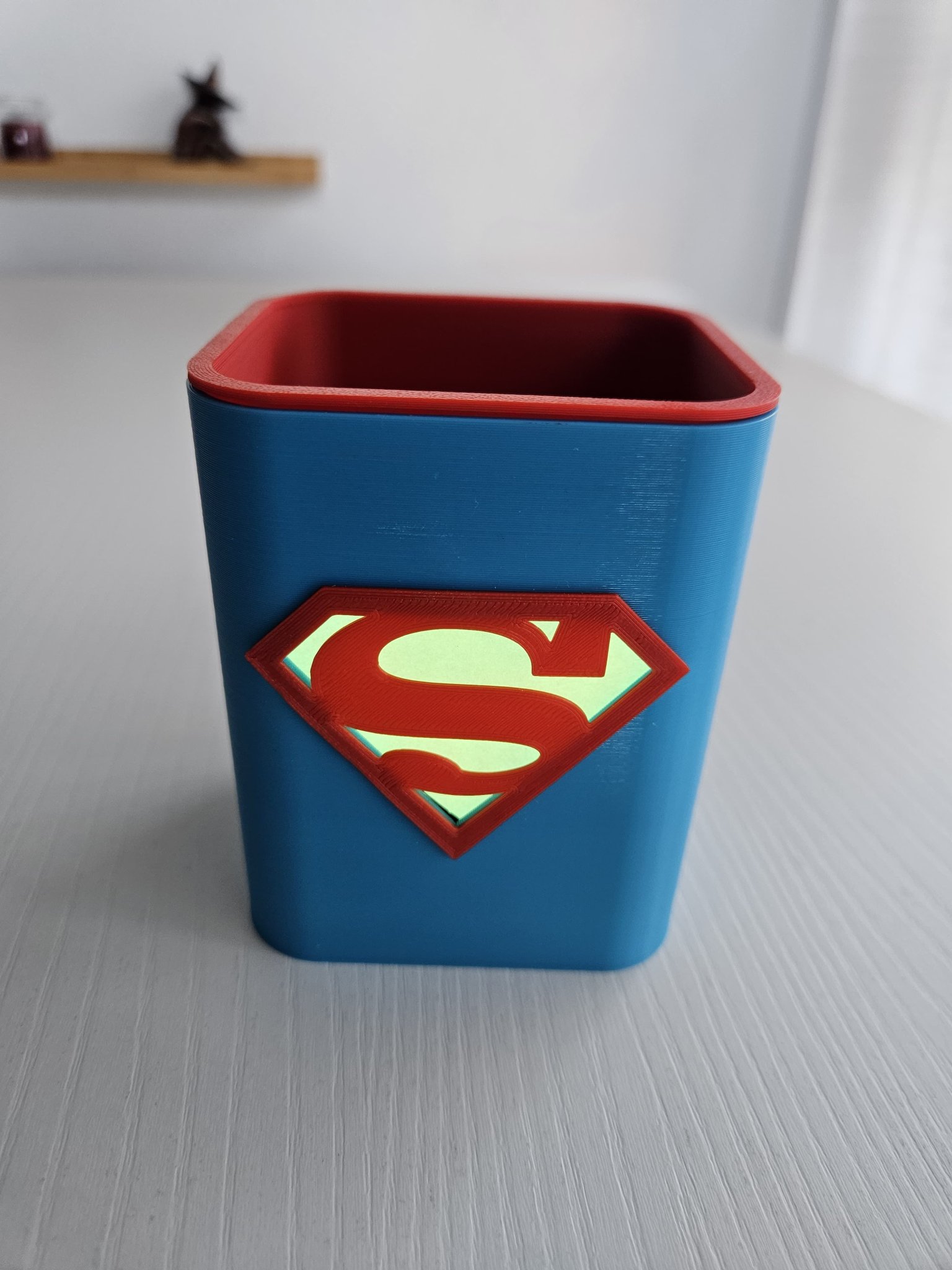 Tiêu đề Hộp đựng bút chì được chiếu sáng Lấy cảm hứng t