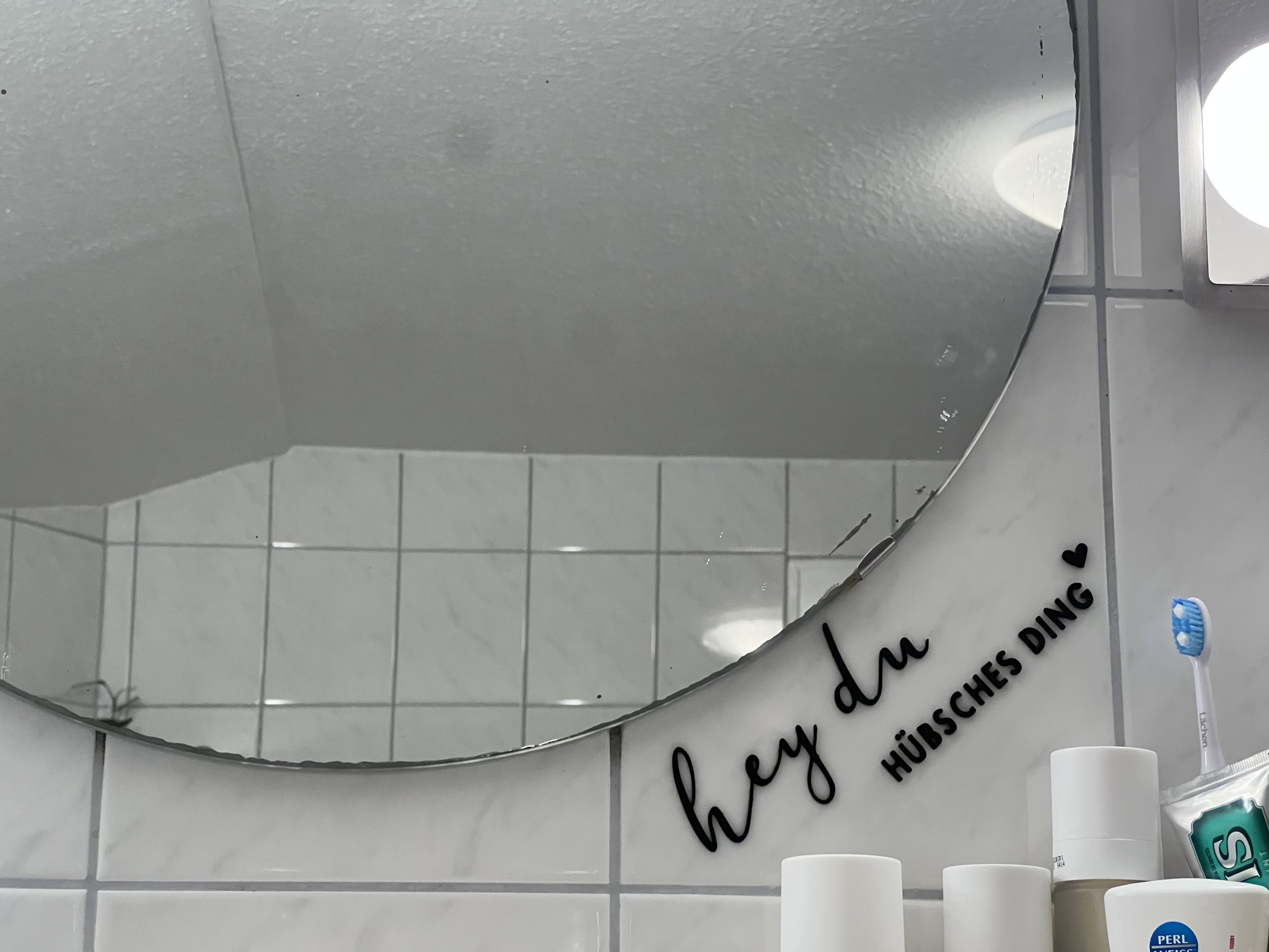 Chữ "Hey du hübsches Ding" độc đáo cho gương và hơn thế nữa