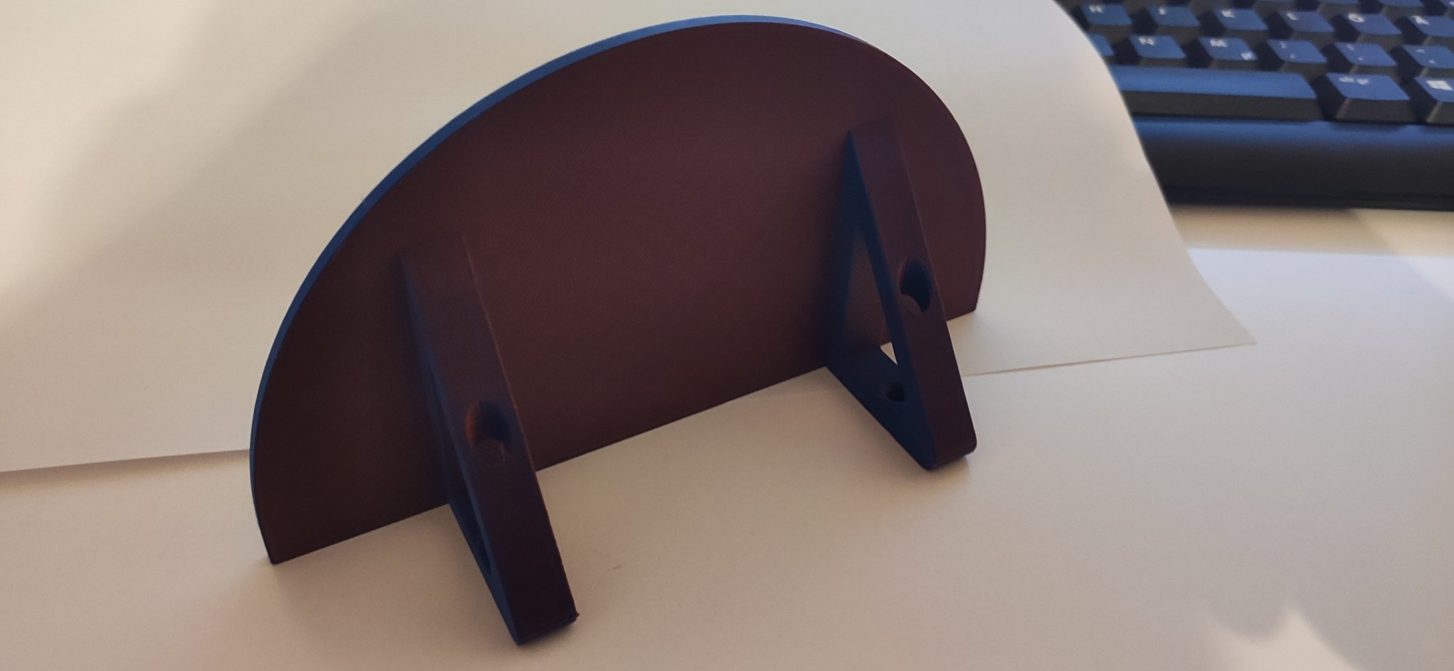 Tiêu đề Kệ Regal Tóm tắt Một chiếc kệ treo tường nhỏ đ