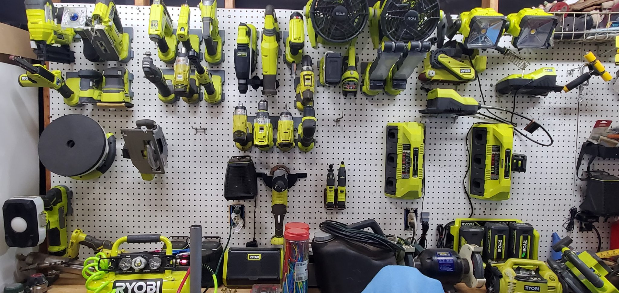 Tiêu đề Giá đỡ bảng ghim dụng cụ điện Ryobi có hai thanh ray