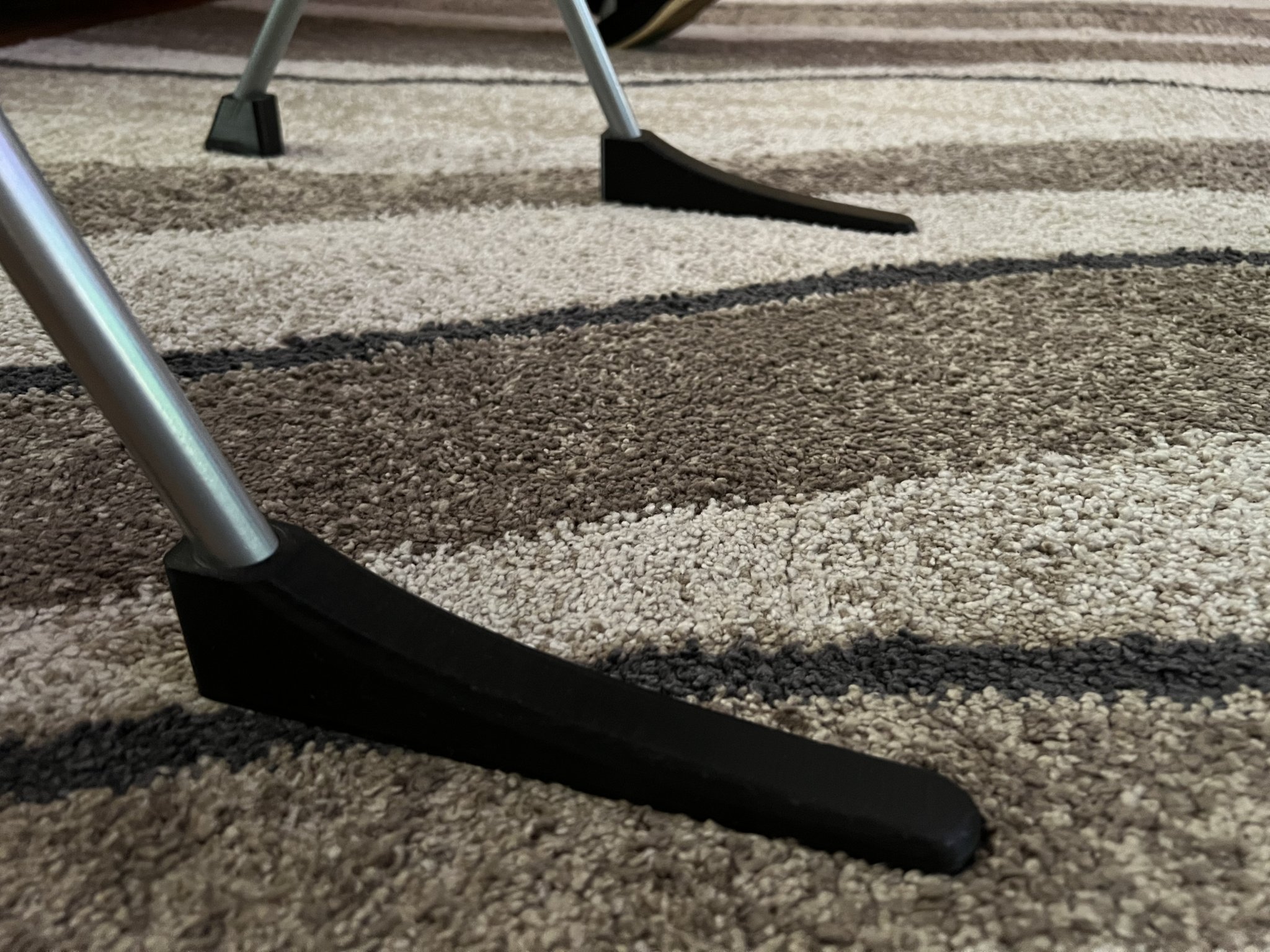 Chân Bàn Chống Lật Cho Bé