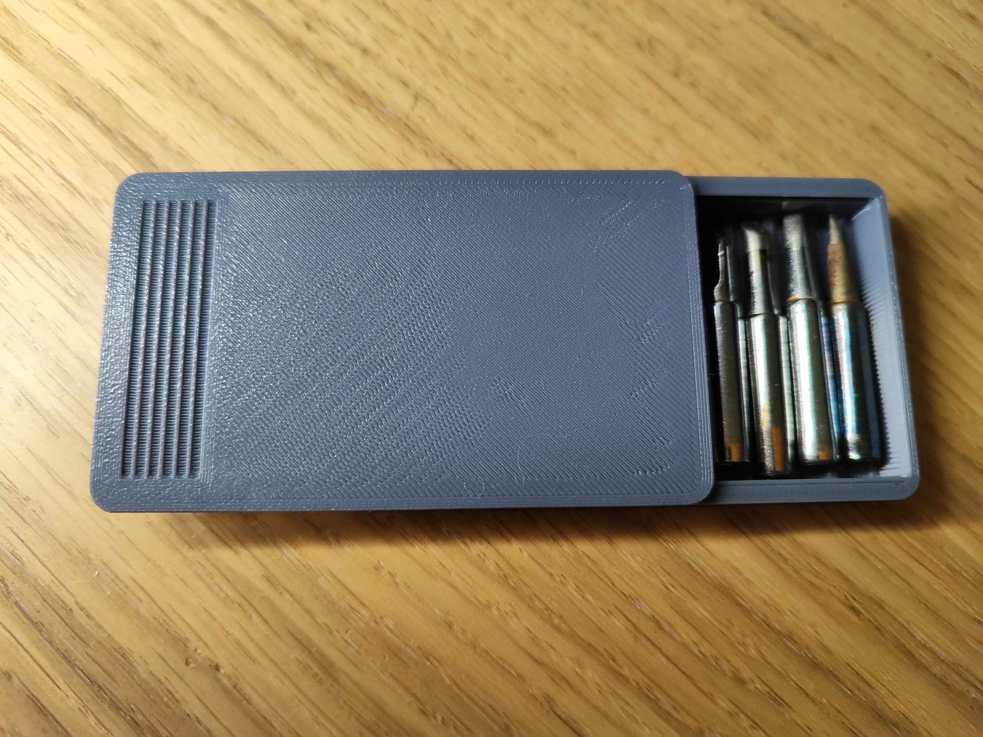 Tiêu đề Hộp đựng dụng cụ hàn Tóm tắt Hộp đơn giản có