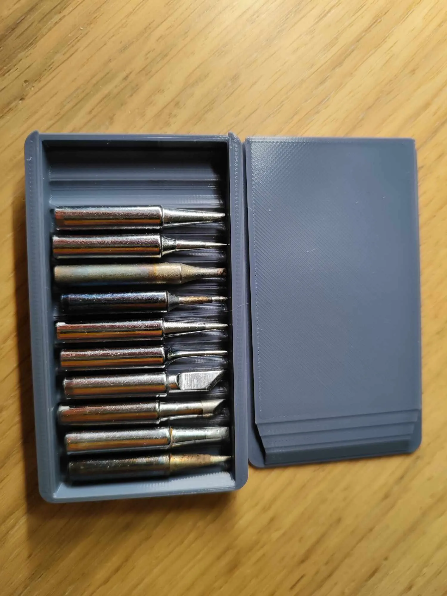 Tiêu đề Hộp đựng dụng cụ hàn Tóm tắt Hộp đơn giản có