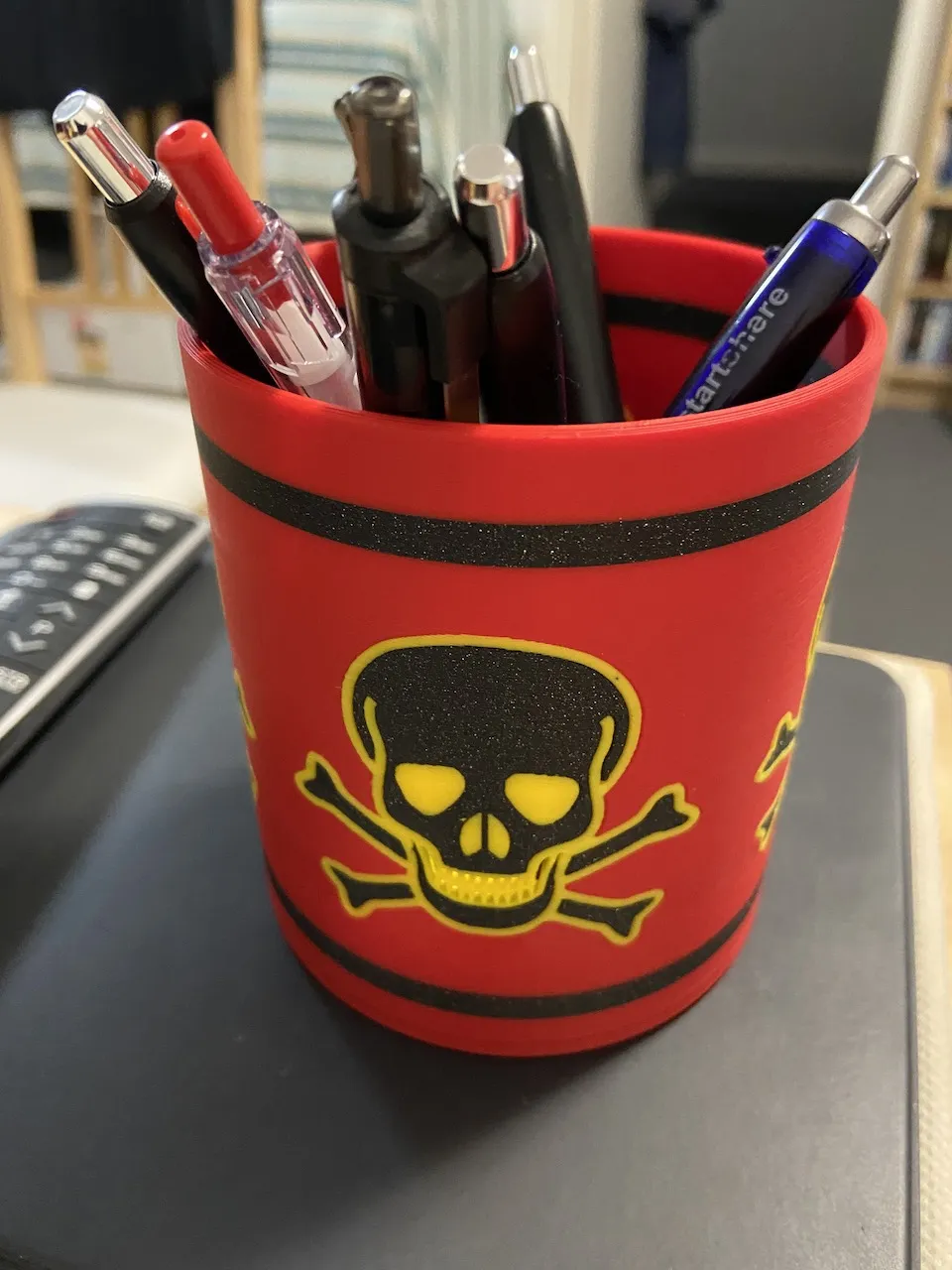 Chân Cắm Bút Hình Đầu Lâu & Xương Chéo (In Đa Màu)