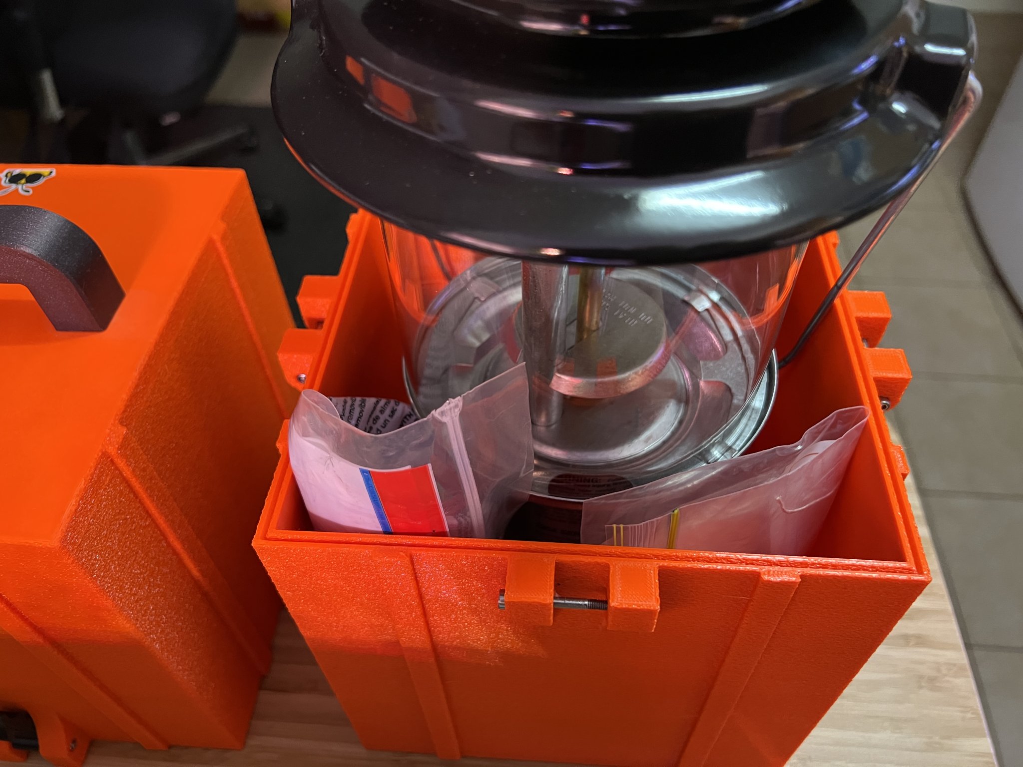 Tiêu đề Hộp đựng du lịch đèn lồng nhiên liệu kép Coleman Pow