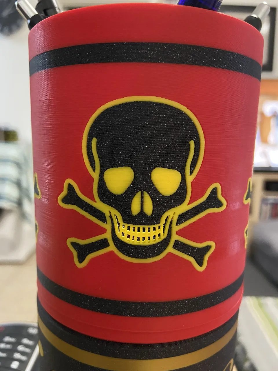 Chân Cắm Bút Hình Đầu Lâu & Xương Chéo (In Đa Màu)