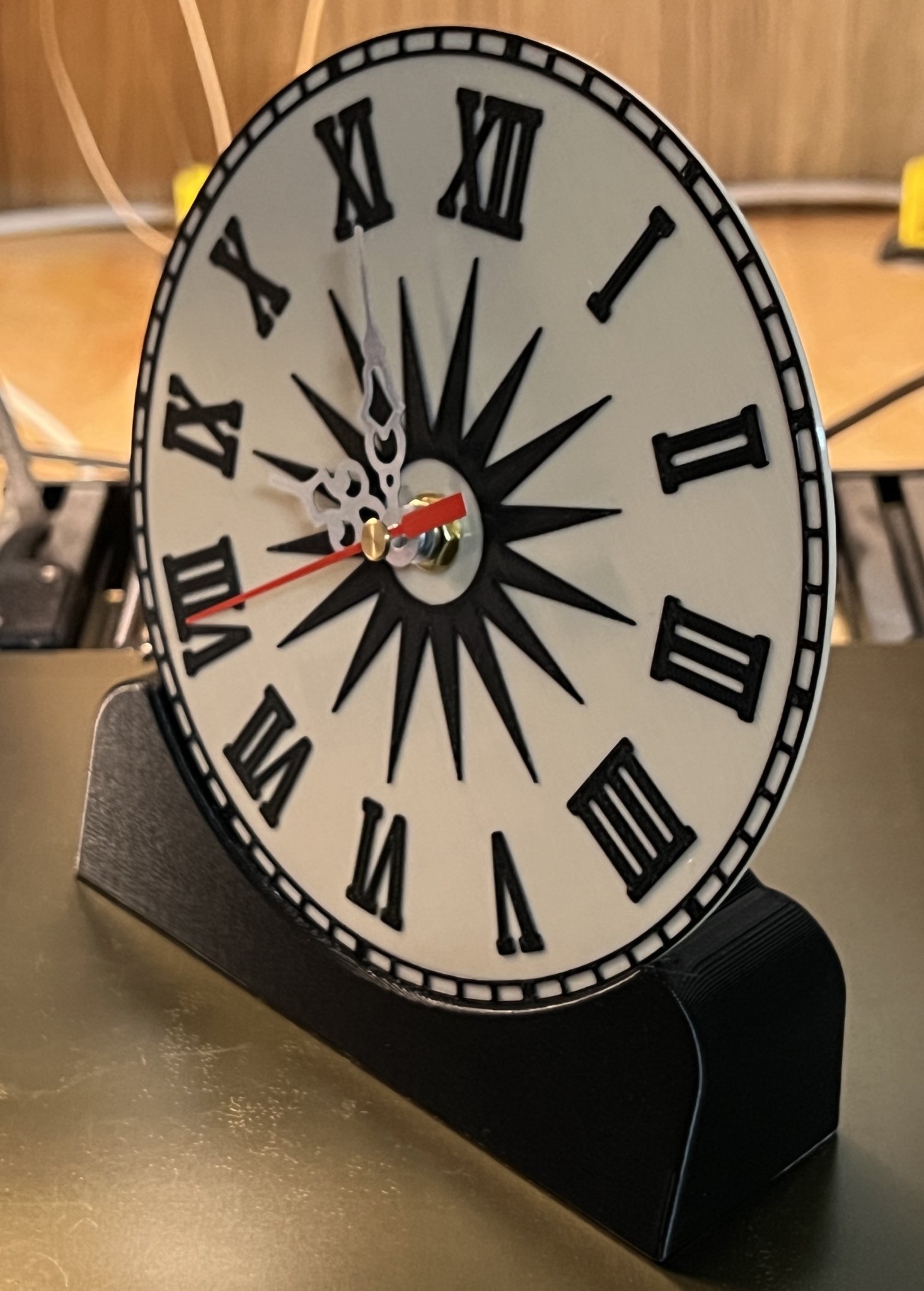 Tiêu đề Đồng hồ chân đế chữ số La Mã để bàn Tóm tắt