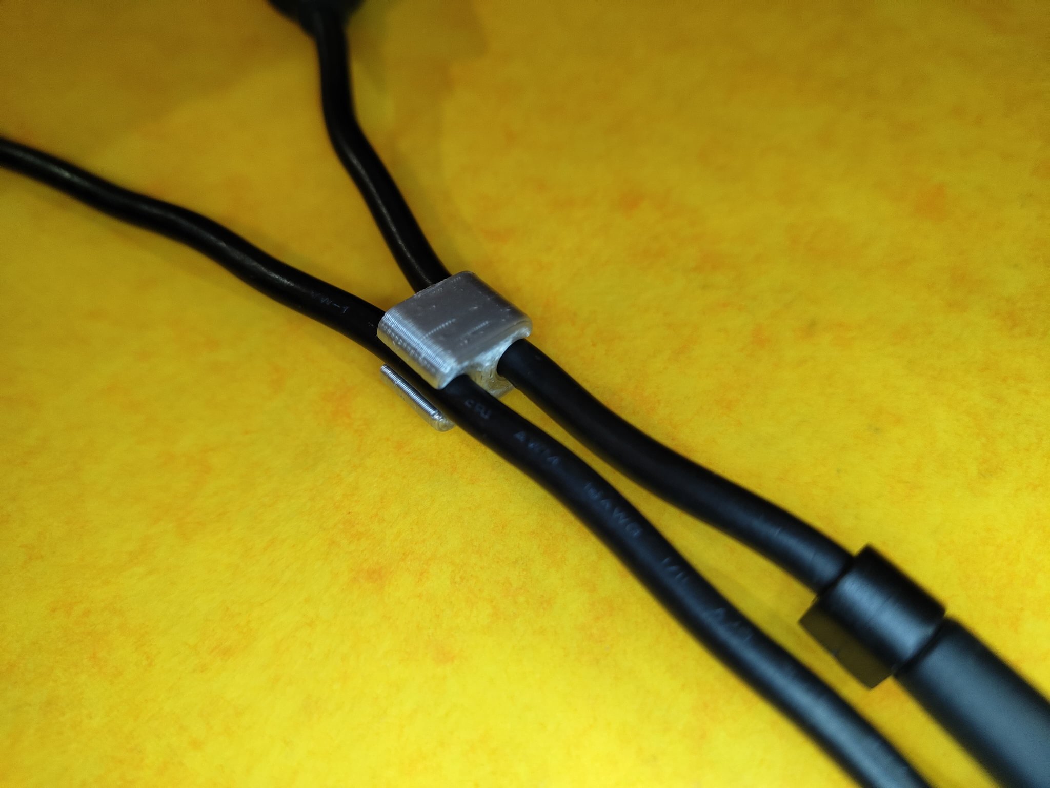 Tiêu đề Kẹp cáp Tóm tắt Kẹp cáp cho bộ sạc máy tính xách