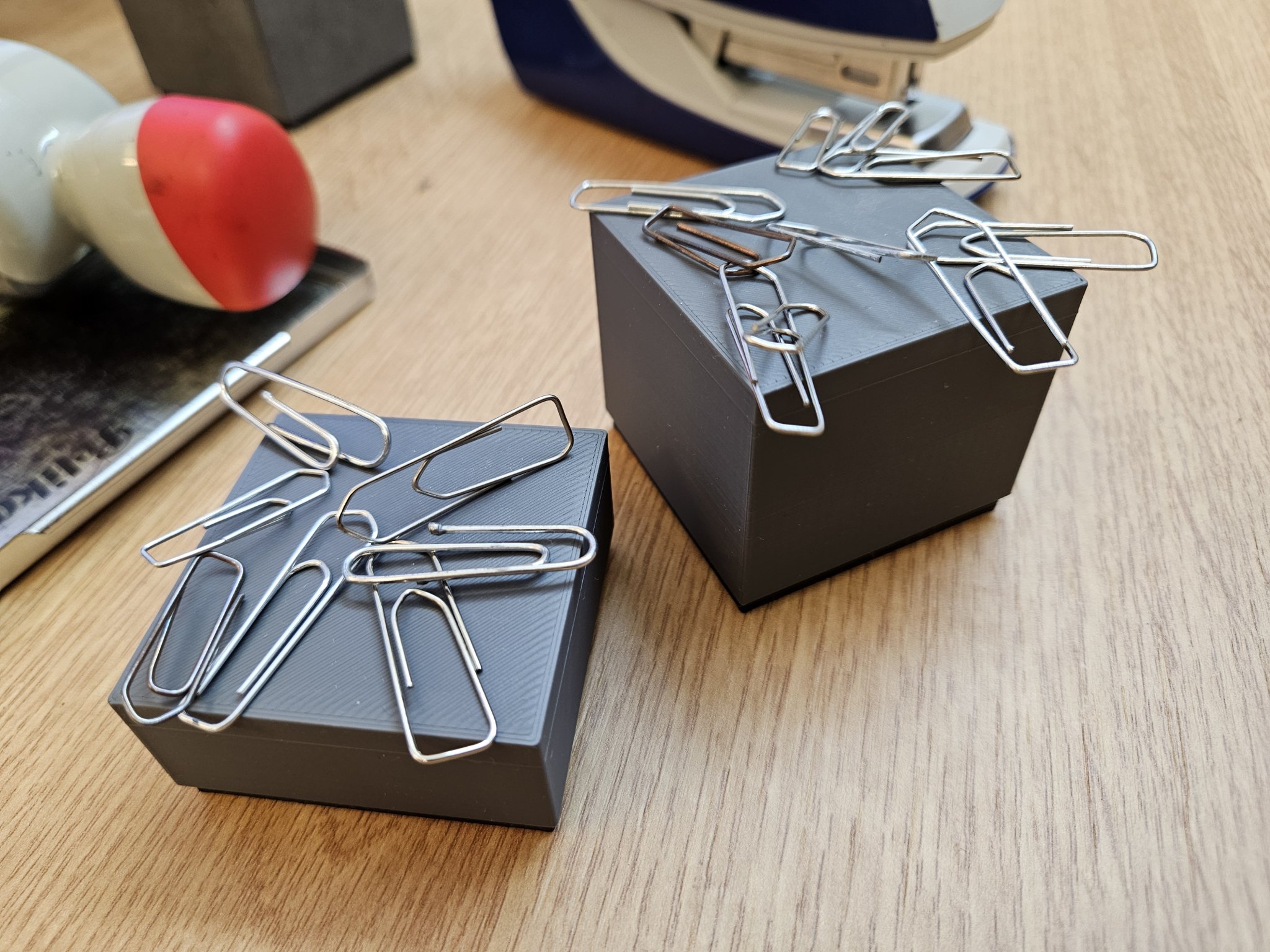 Tiêu đề Magnetwürfel für Büroklammern - Khối nam châm kẹp giấy -