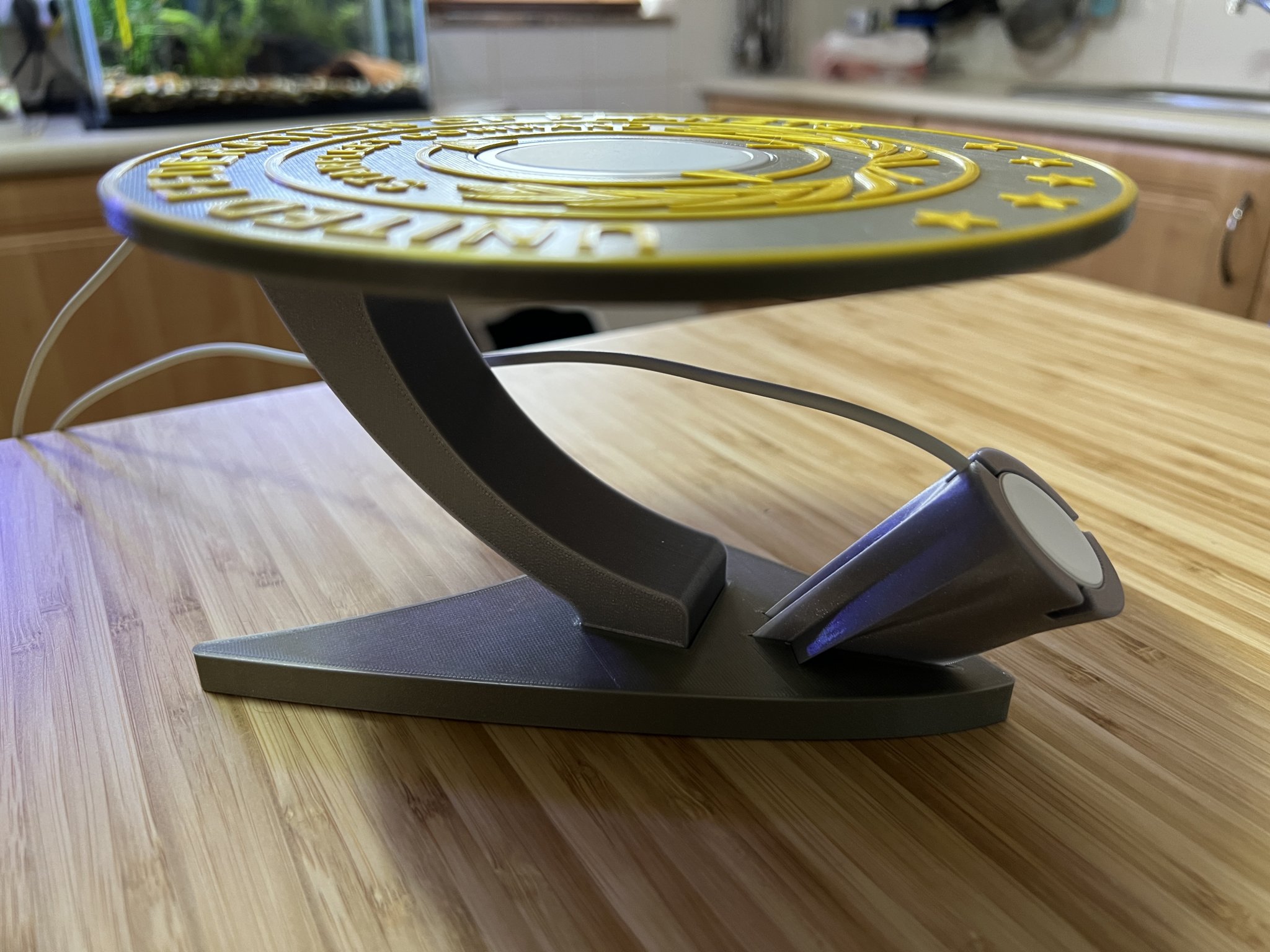 Tiêu đề Trạm sạc không dây Star Trek iPhoneiWatch Tóm tắt Star