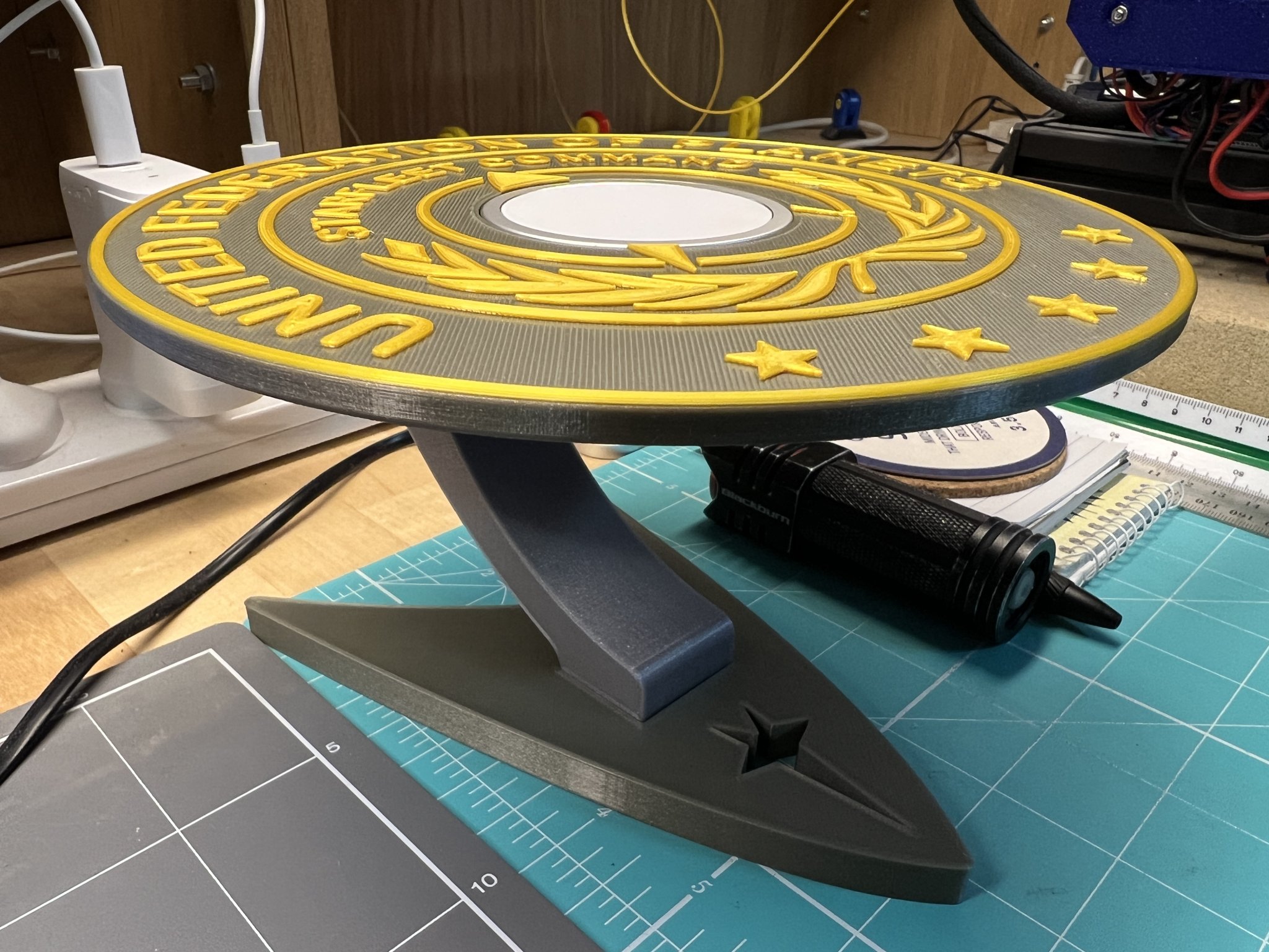 Tiêu đề Trạm sạc không dây Star Trek iPhoneiWatch Tóm tắt Star