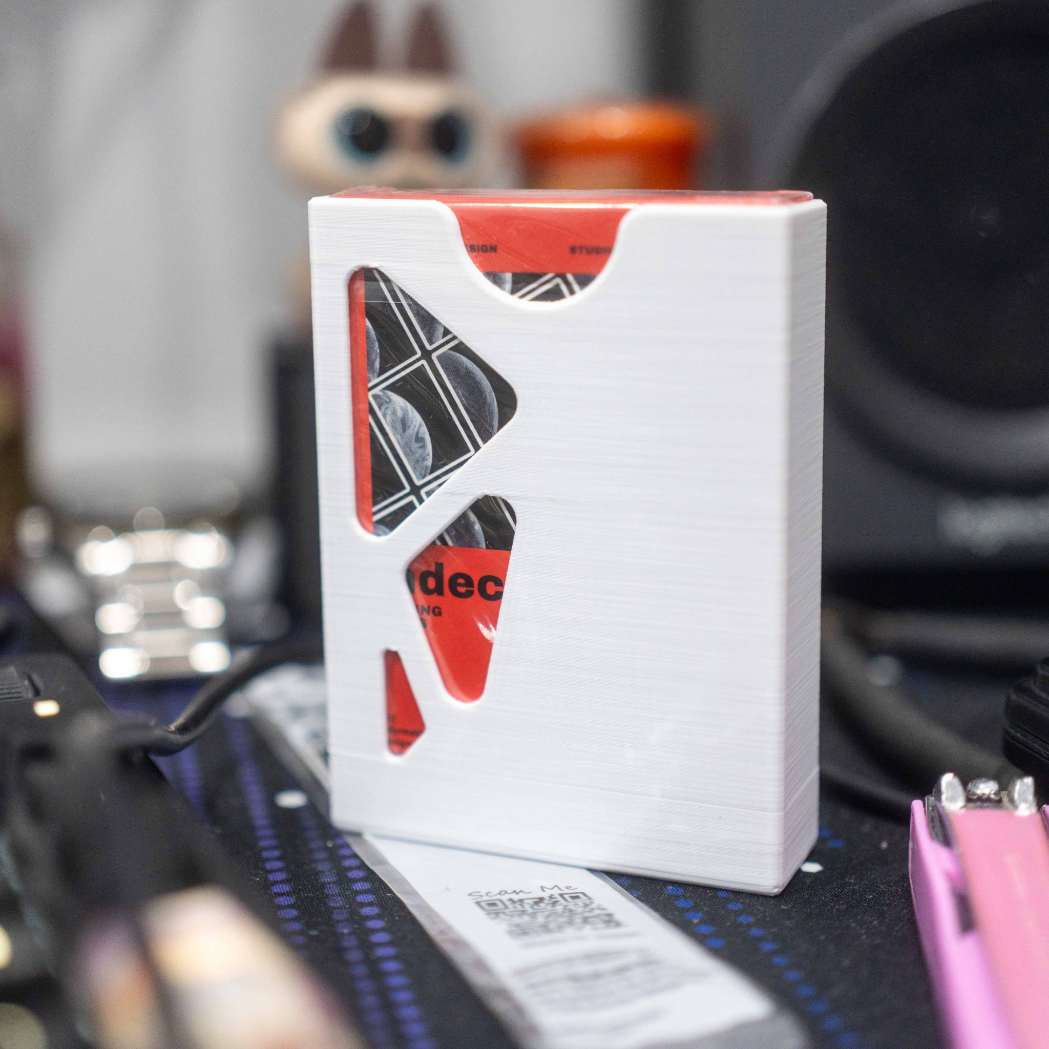 Tiêu đề Hộp đựng thẻ chơi có lỗ trông rất ngầu Tóm tắt