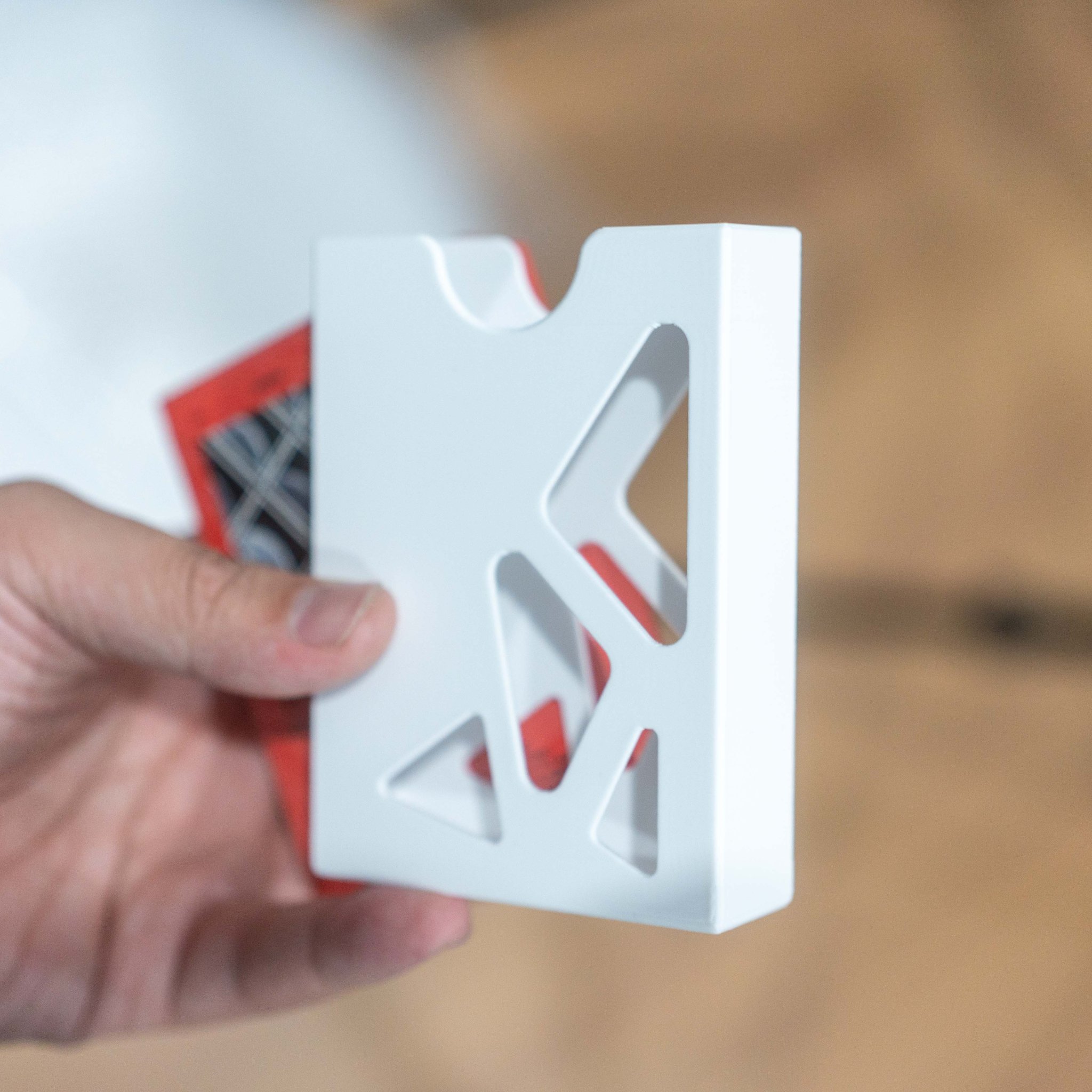 Tiêu đề Hộp đựng thẻ chơi có lỗ trông rất ngầu Tóm tắt