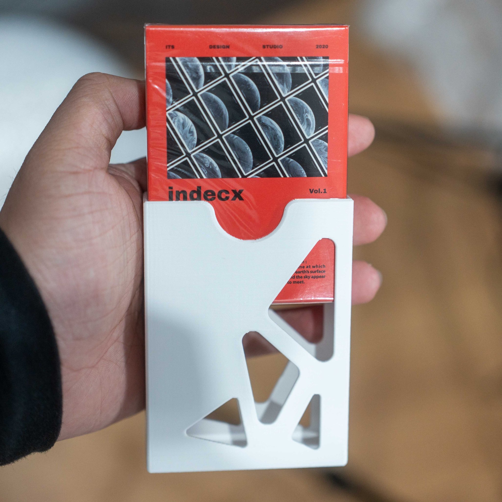 Tiêu đề Hộp đựng thẻ chơi có lỗ trông rất ngầu Tóm tắt