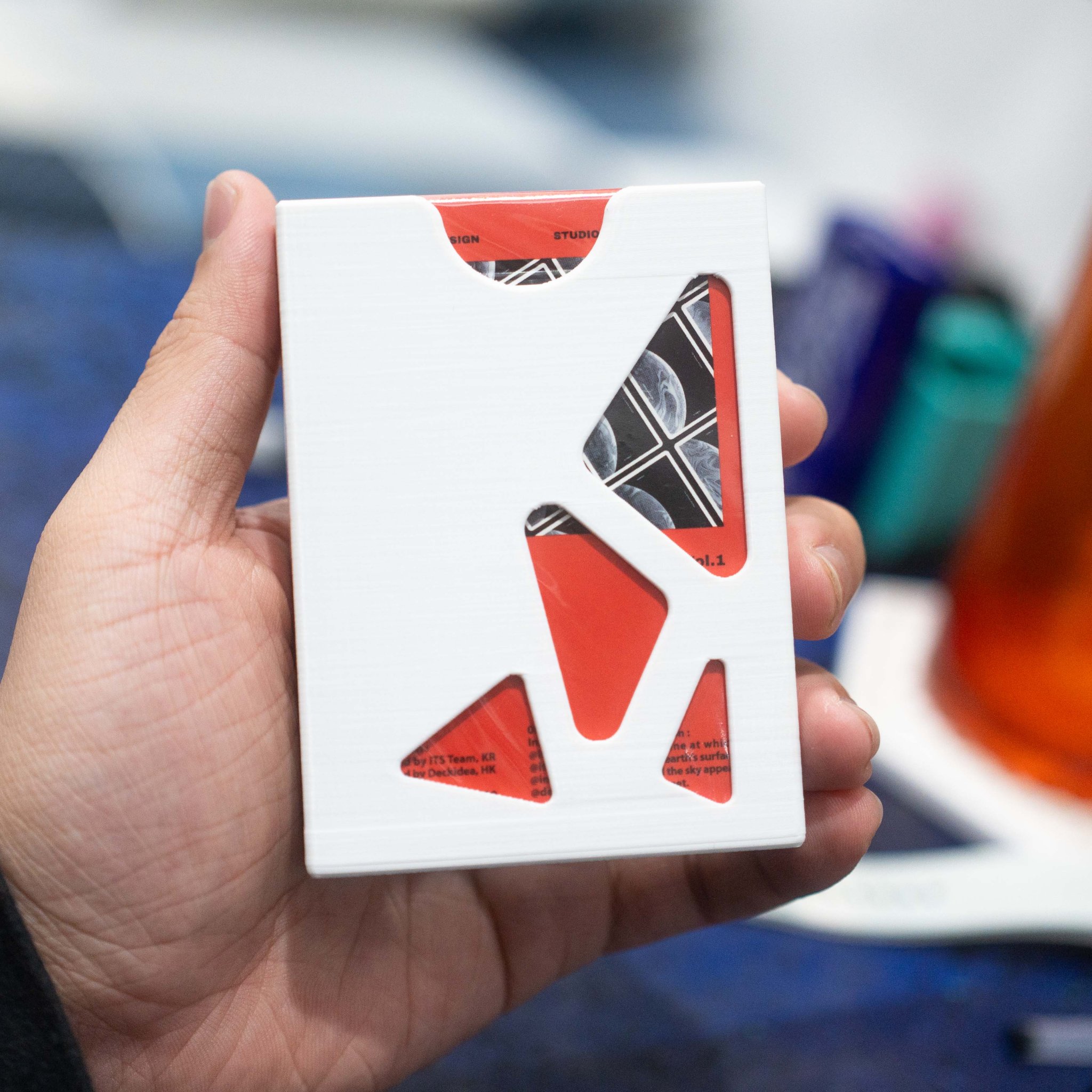 Tiêu đề Hộp đựng thẻ chơi có lỗ trông rất ngầu Tóm tắt