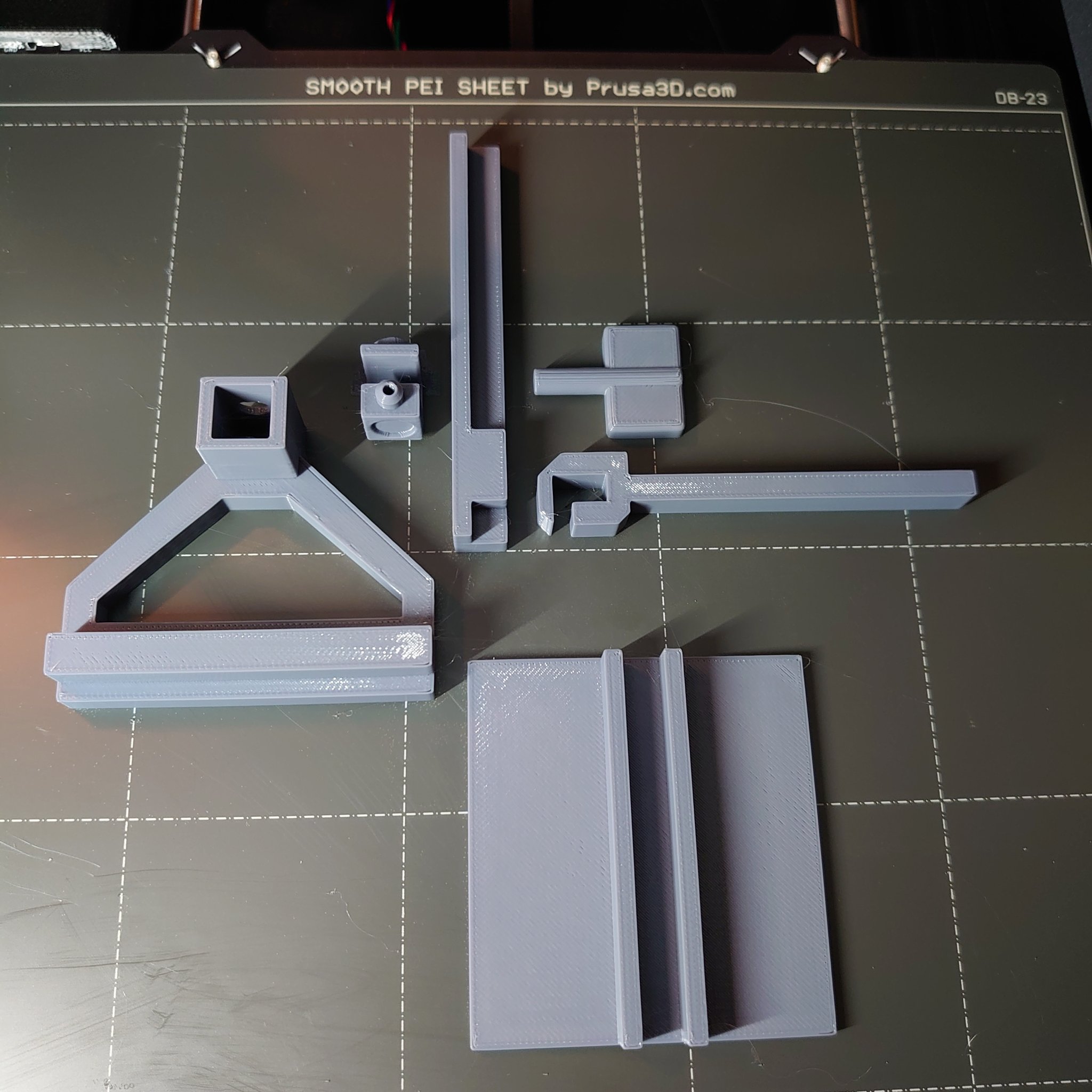 Toy model of a cantilever bed slinger