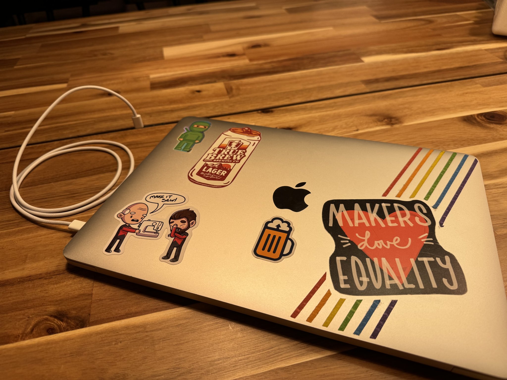 Tiêu đề Cổng USB-C bảng IKEA Tóm tắt Mô hình cắm cổng USB-C