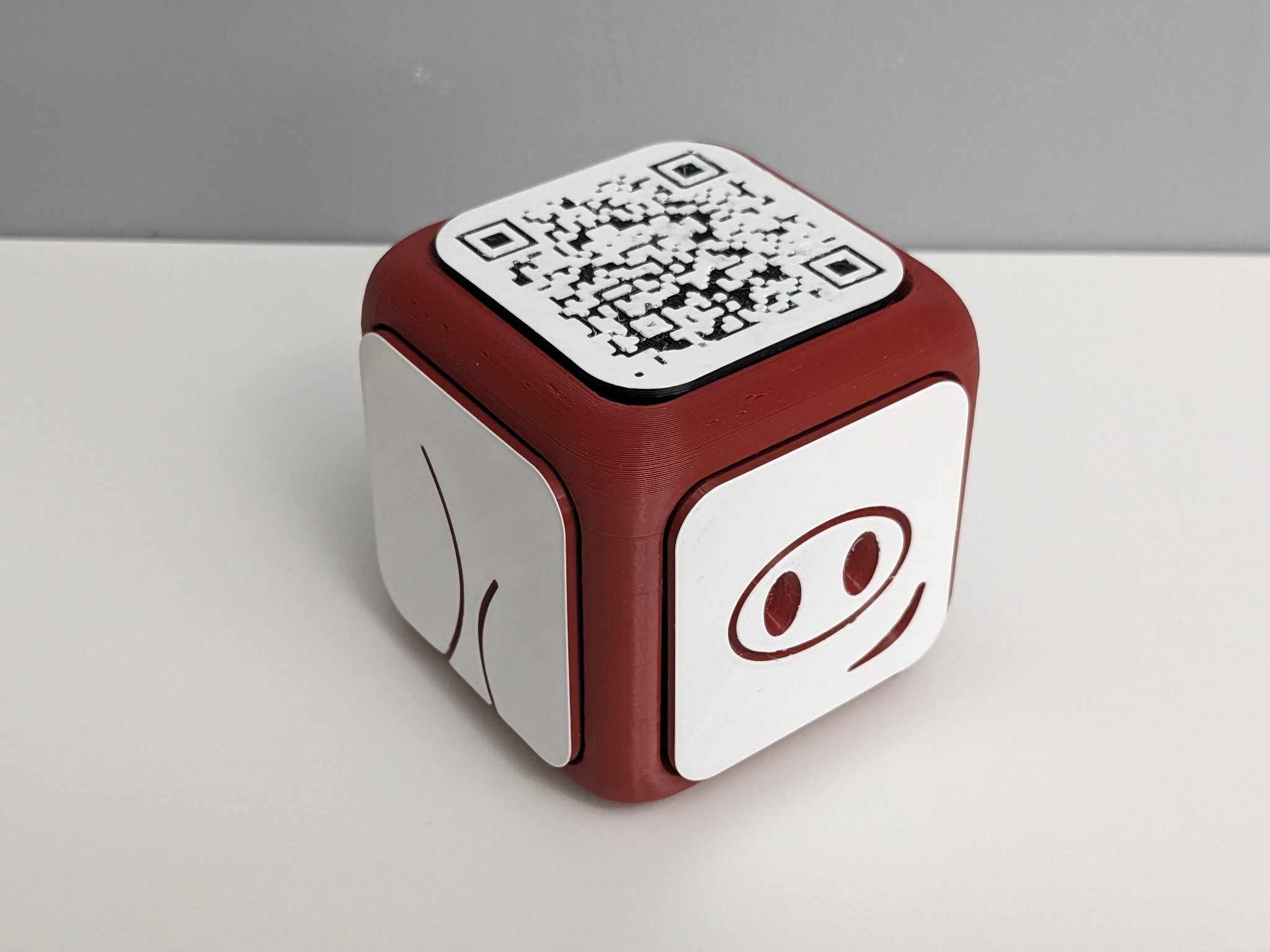 Tiêu đề QR Piggy Bank Cube Tóm tắt Một tập hợp các mặt cho kh
