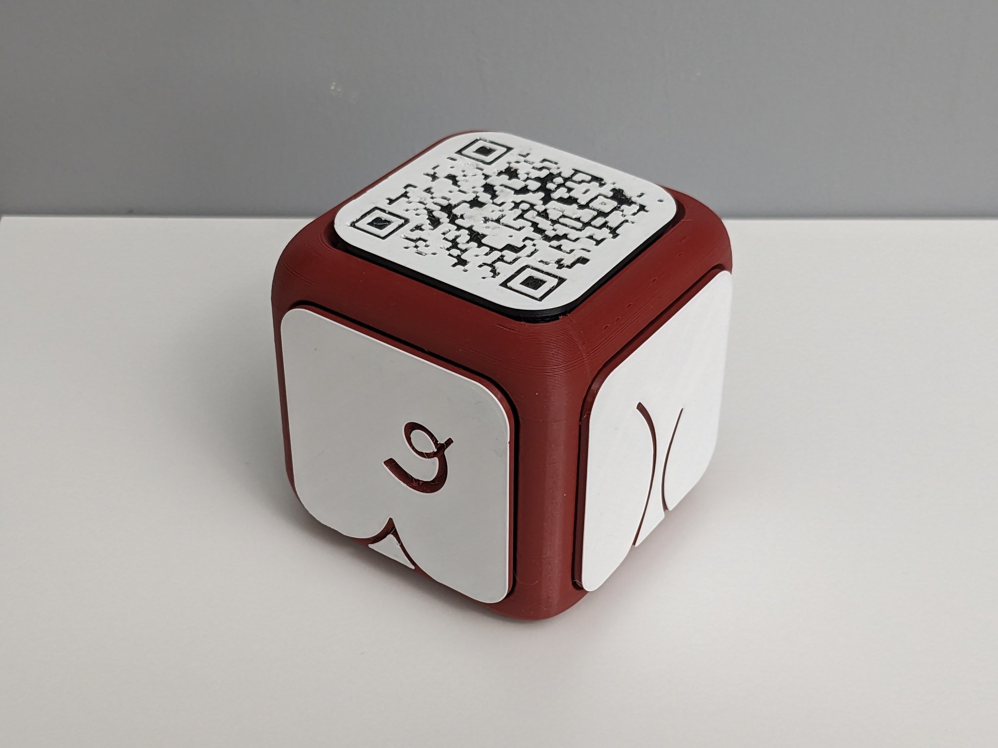 Tiêu đề QR Piggy Bank Cube Tóm tắt Một tập hợp các mặt cho kh