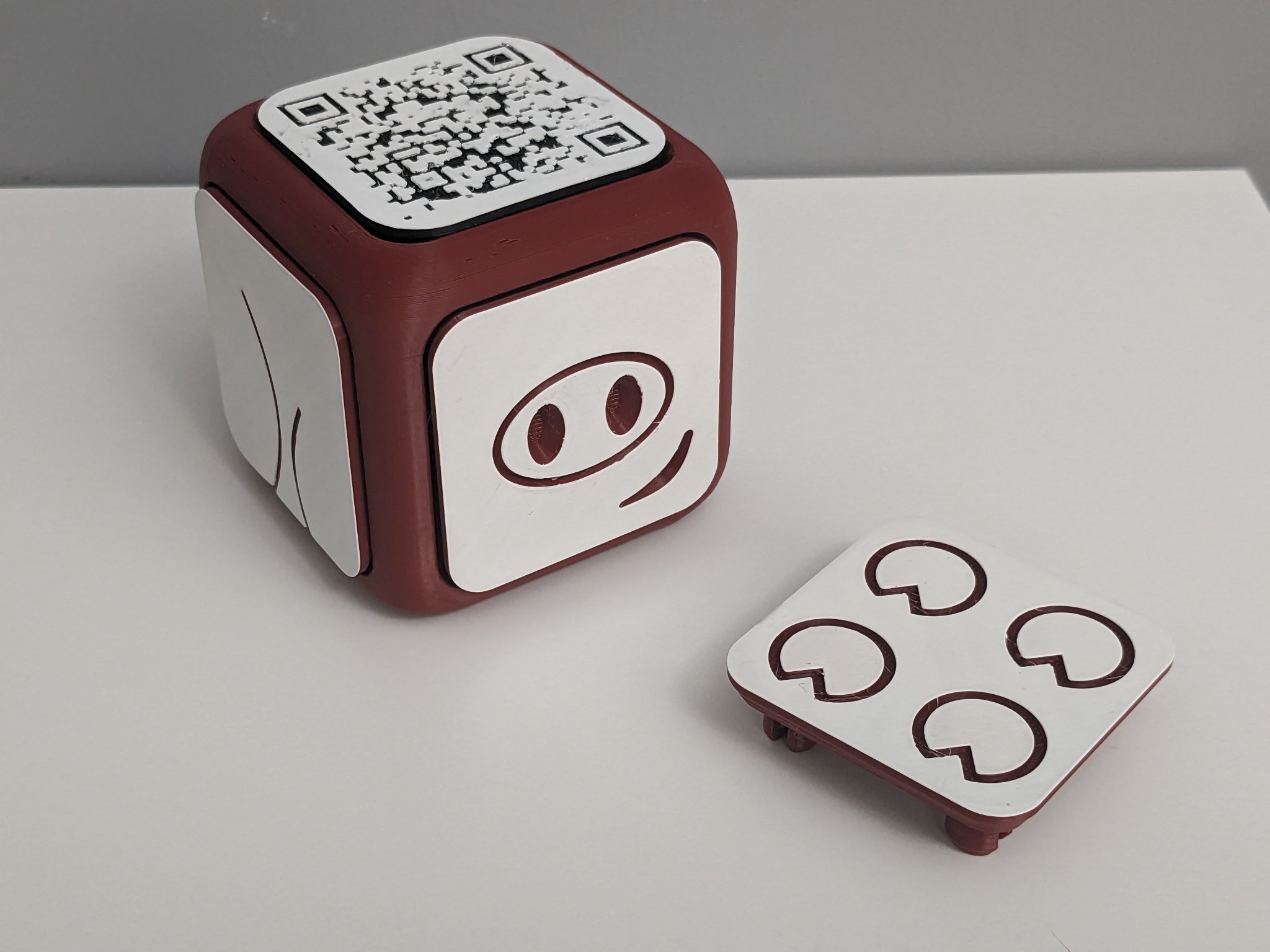 Tiêu đề QR Piggy Bank Cube Tóm tắt Một tập hợp các mặt cho kh
