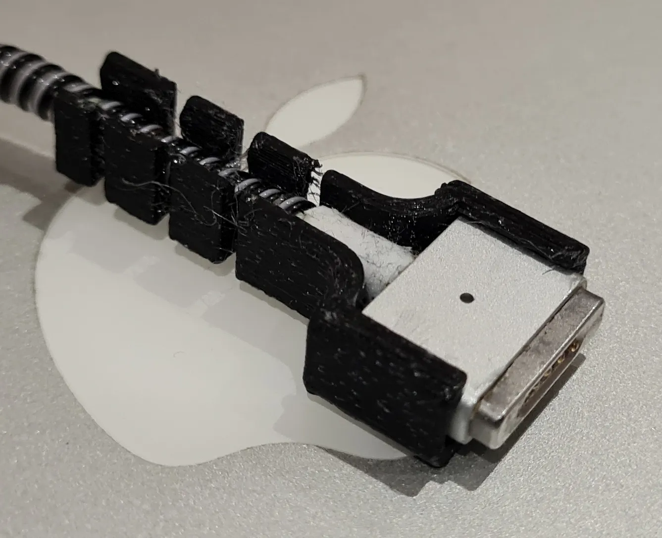 Tiêu đề Giảm căng cáp MagSafe Tóm tắt Đầu nối và giảm căn