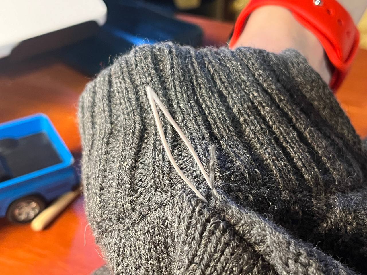 Tiêu đề Dụng cụ sửa lỗi trên áo len hoặc vải dệt kim Tóm