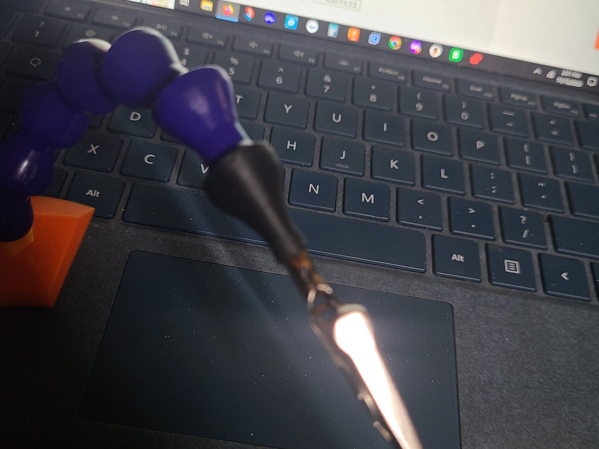 Tiêu đề Ống dẫn nước làm mát Giúp tay kẹp cá sấu Tóm tắt