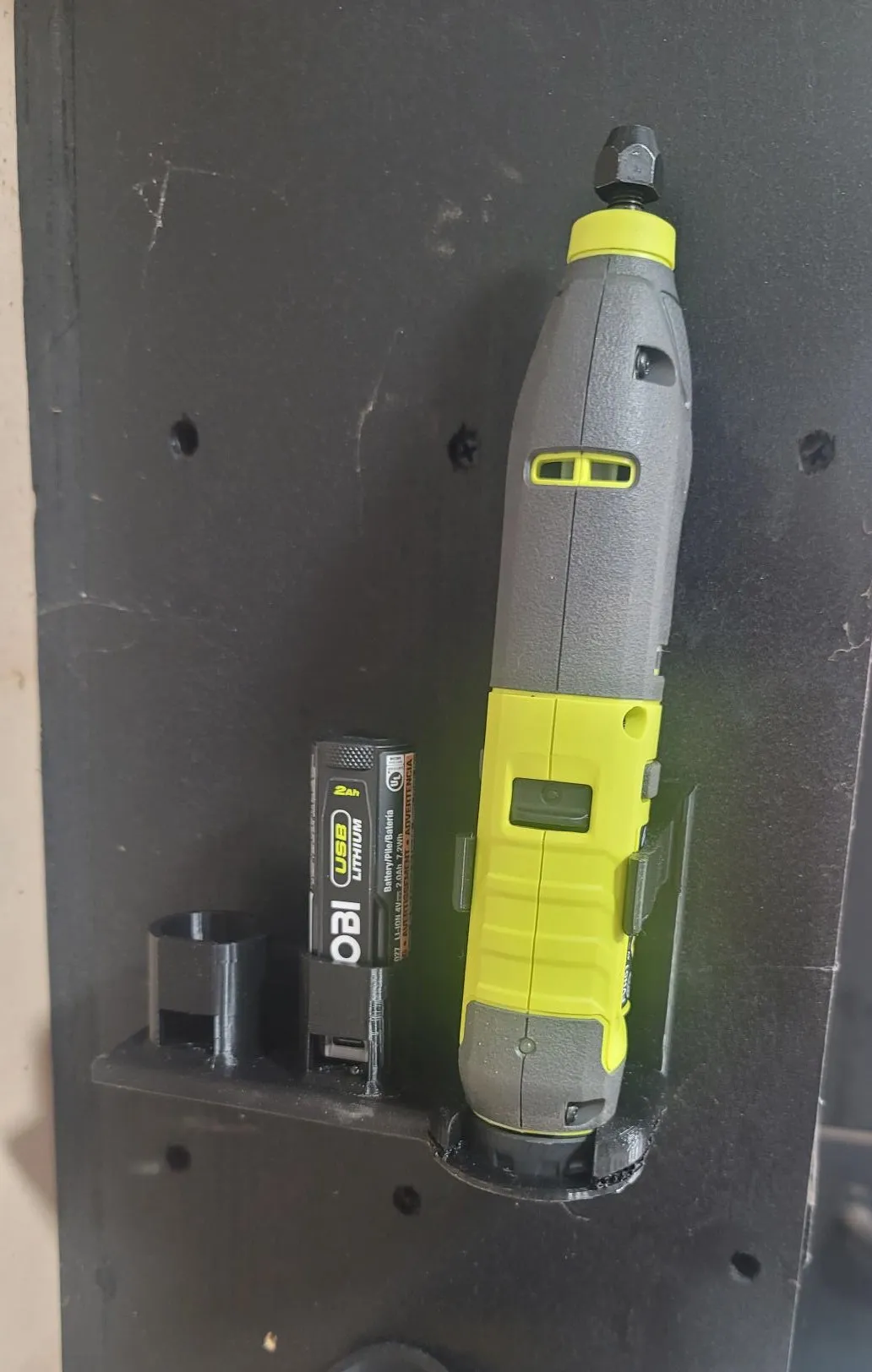 Giá Đựng Pin và Máy Khắc USB Ryobi