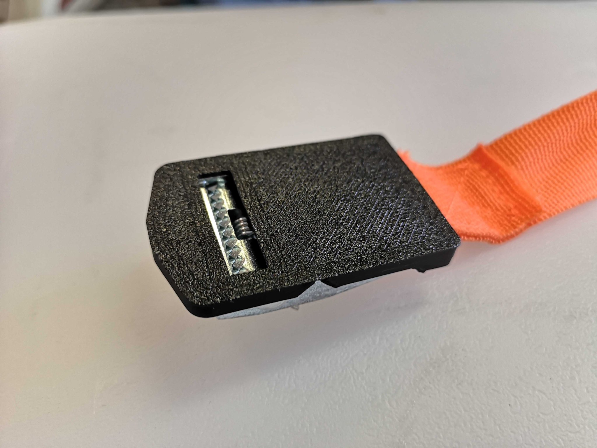 Tiêu đề Tấm bảo vệ mềm cho dây cóc có khóa dạng vuốt Tóm