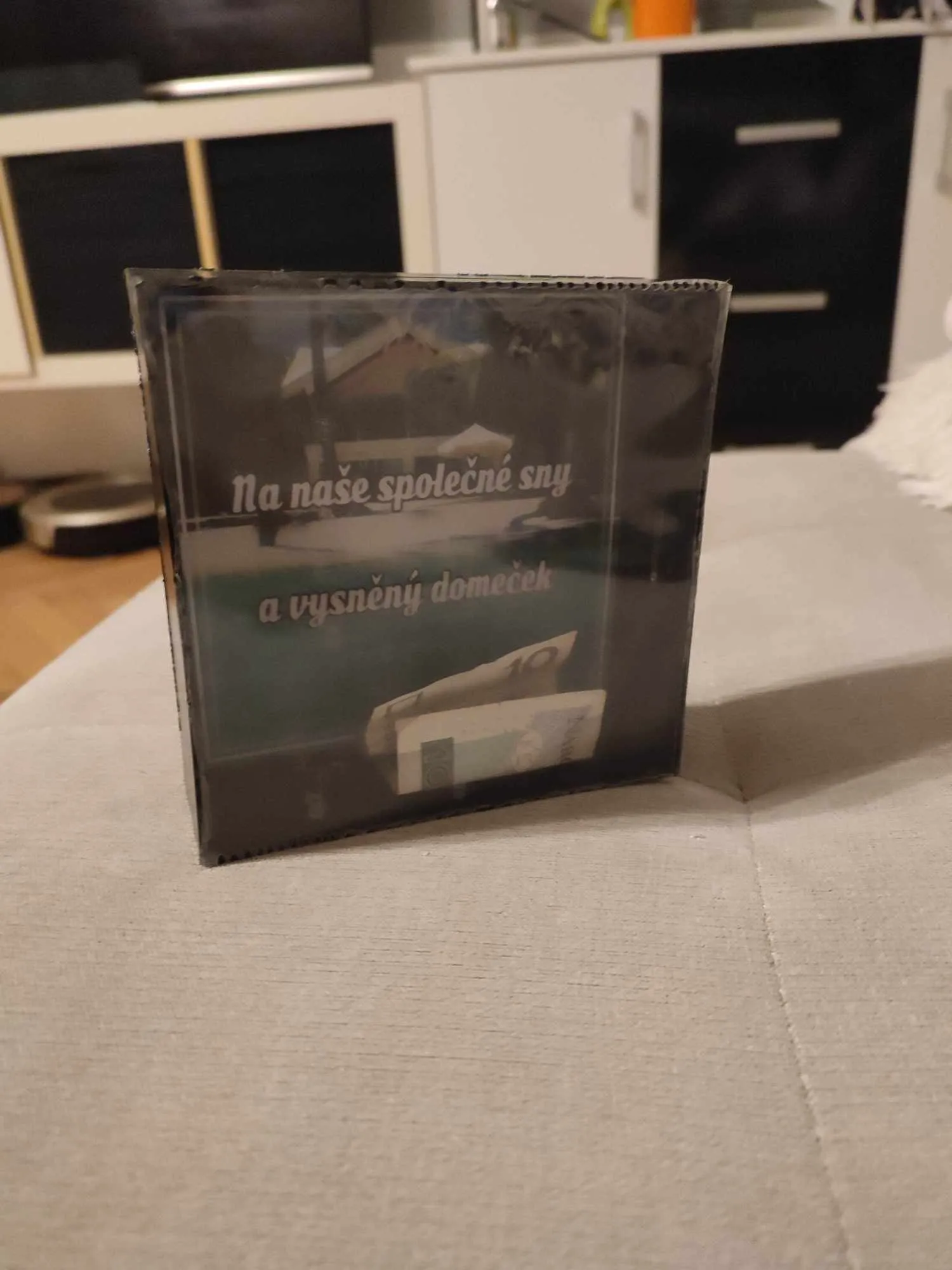 Tiêu đề Kasička s průhledem a vzkazem na zadní straně Tóm tắt co j